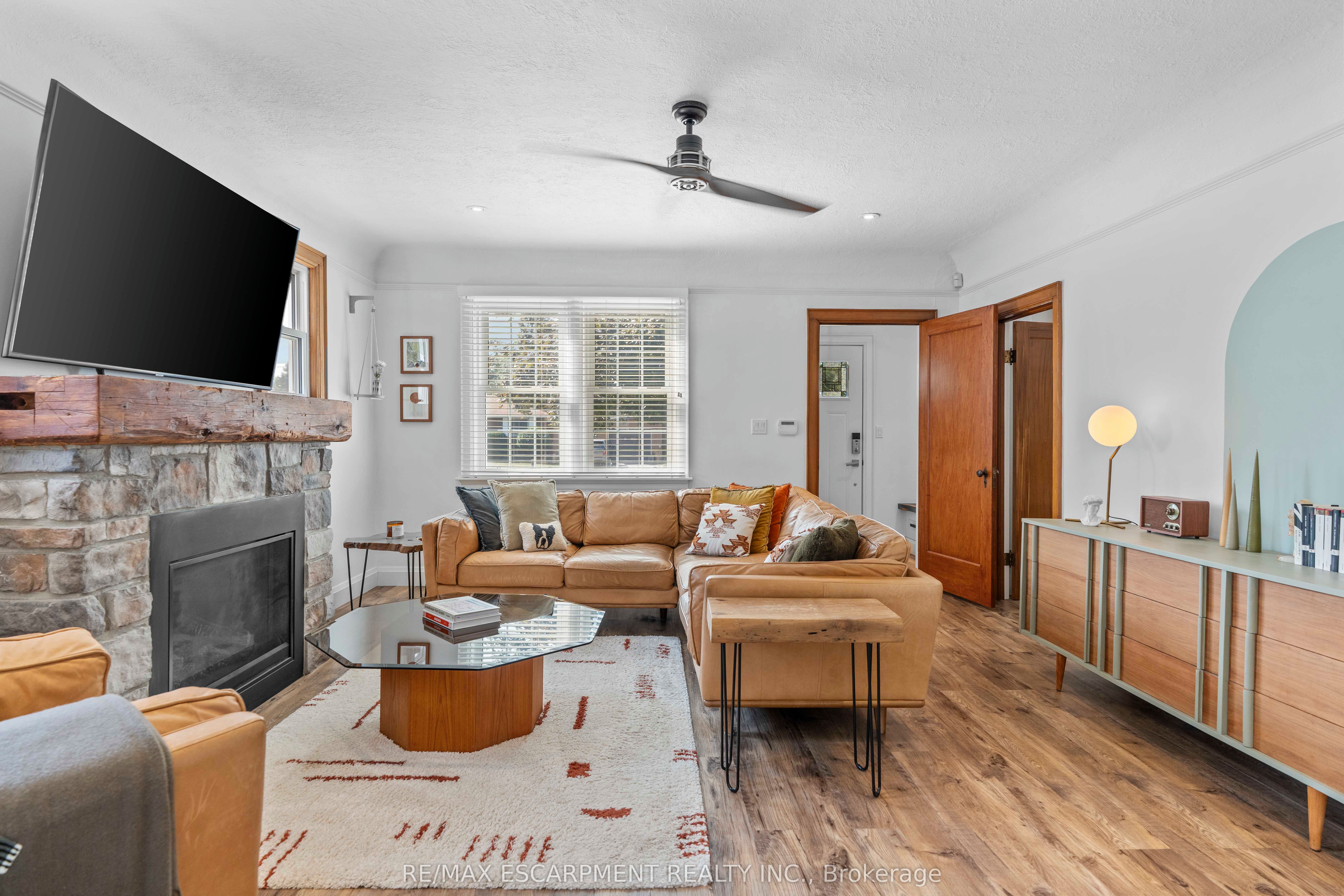 17 Davis Street W Property Photo 4