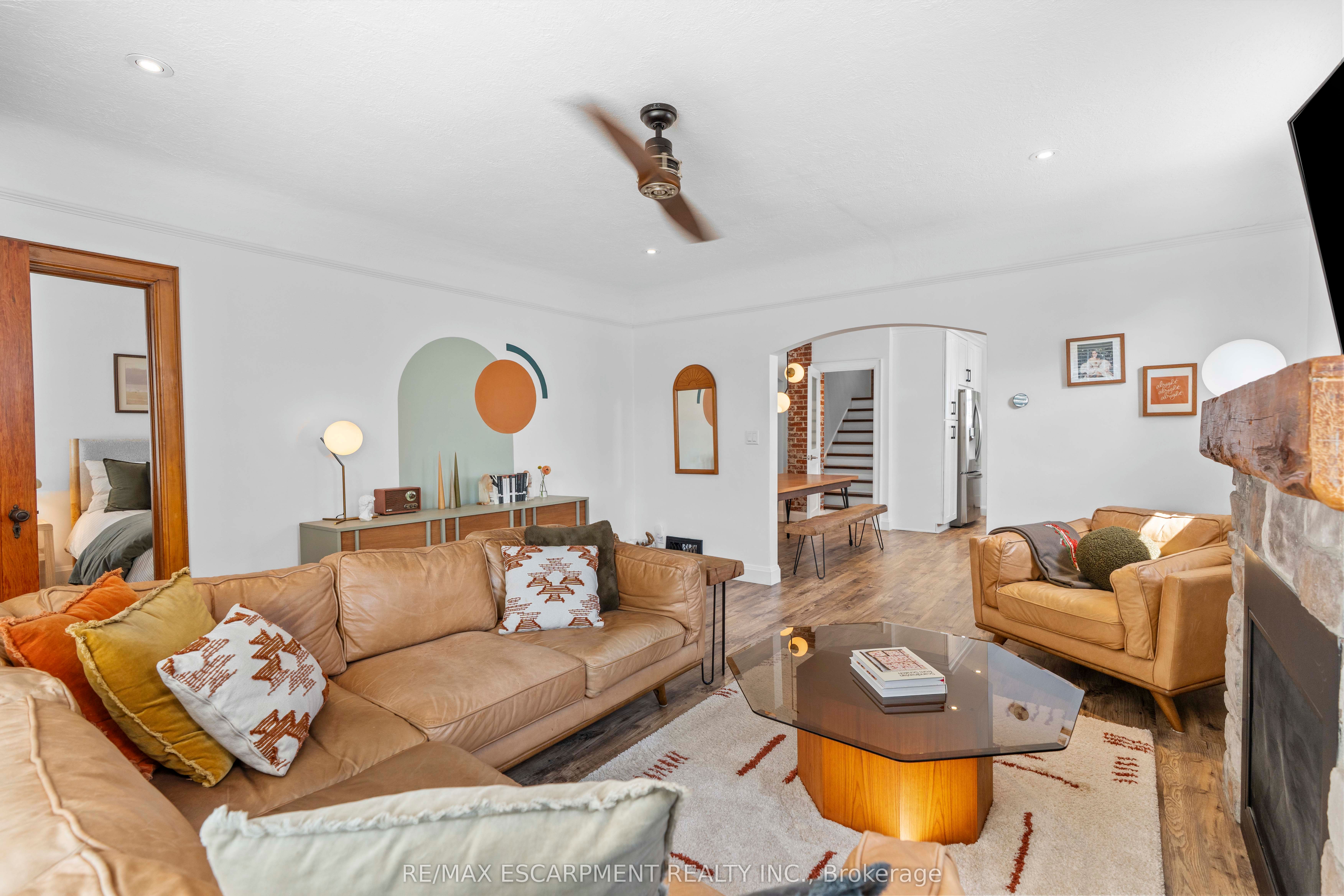 17 Davis Street W Property Photo 5