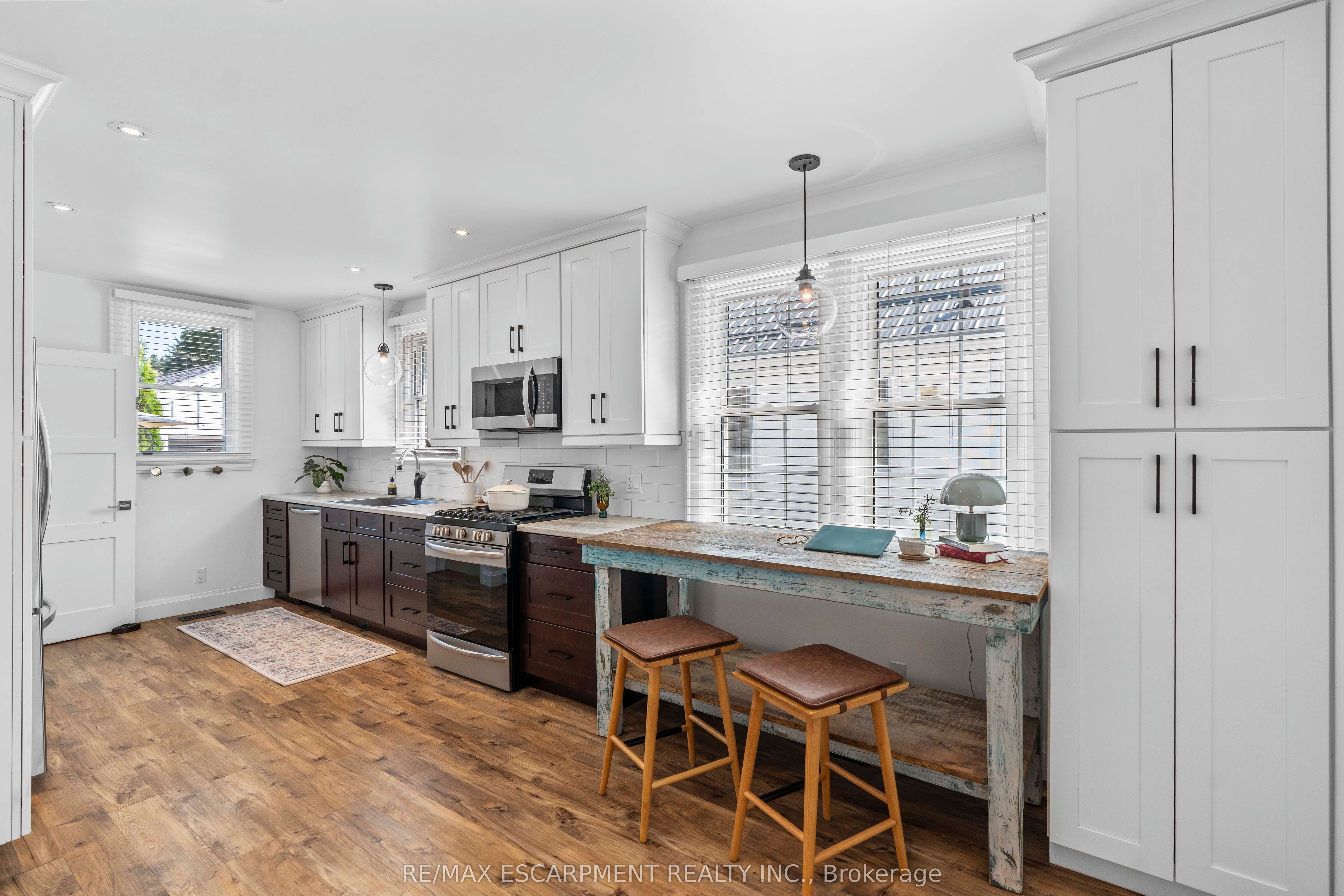 17 Davis Street W Property Photo 6