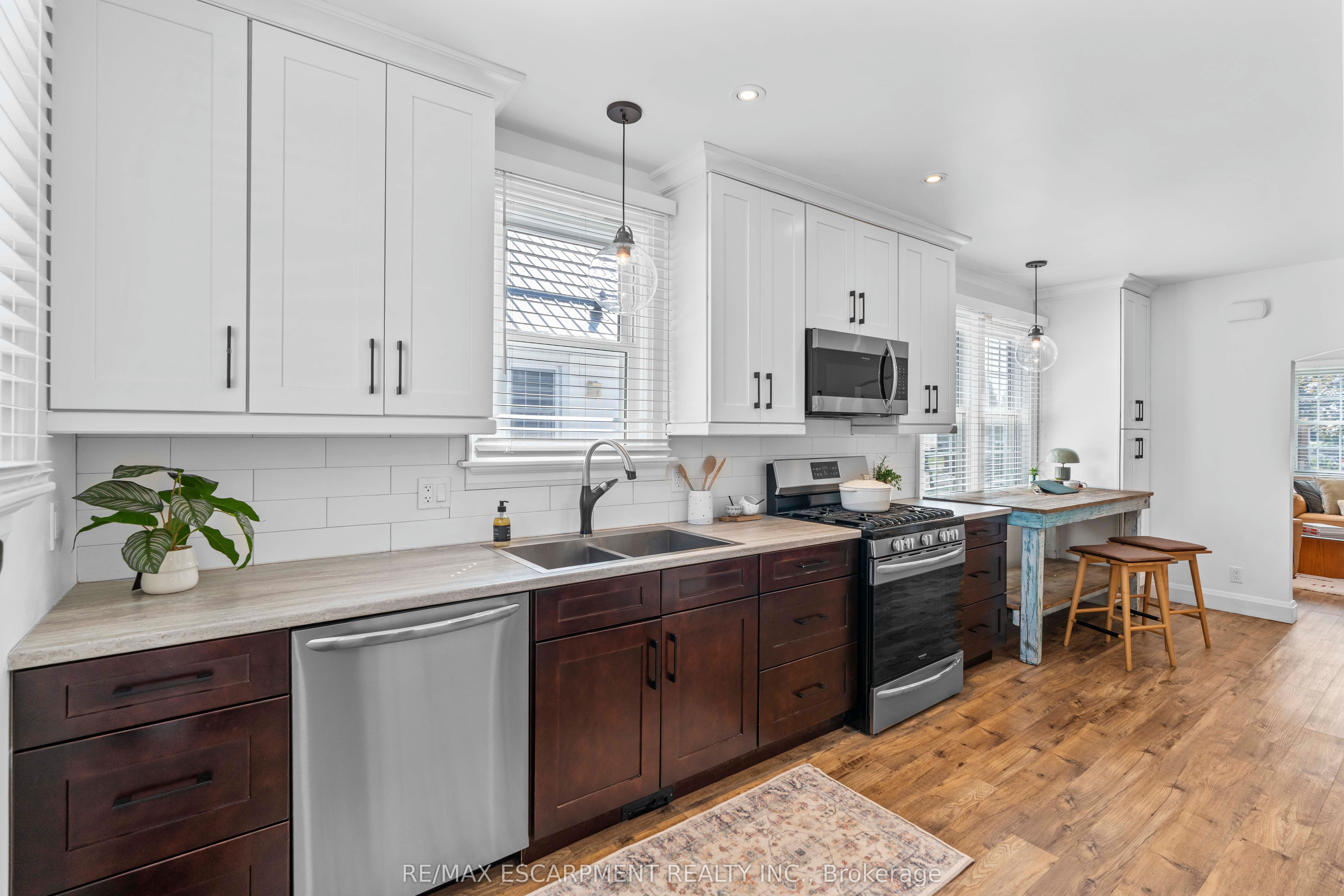 17 Davis Street W Property Photo 7