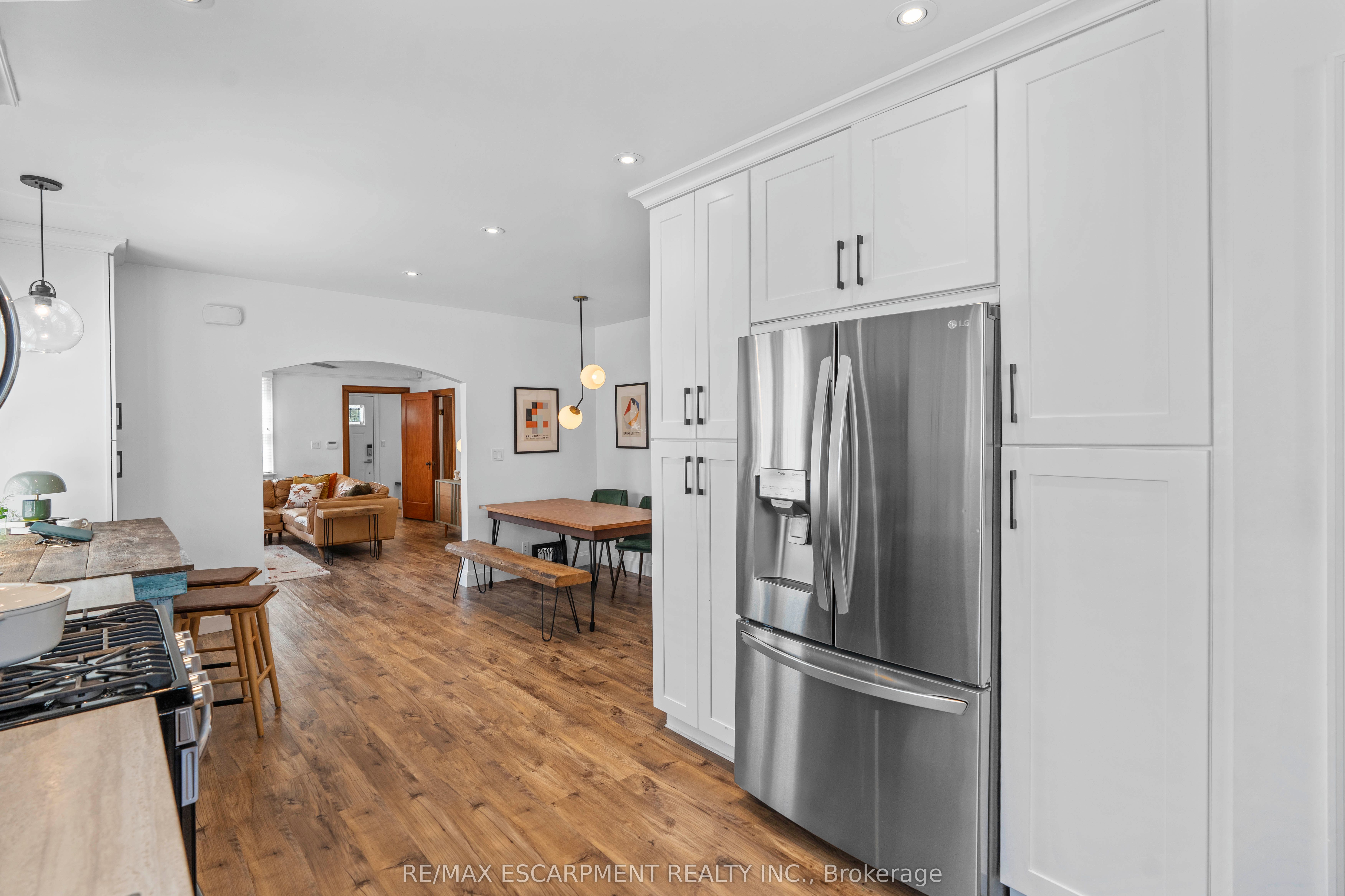 17 Davis Street W Property Photo 8