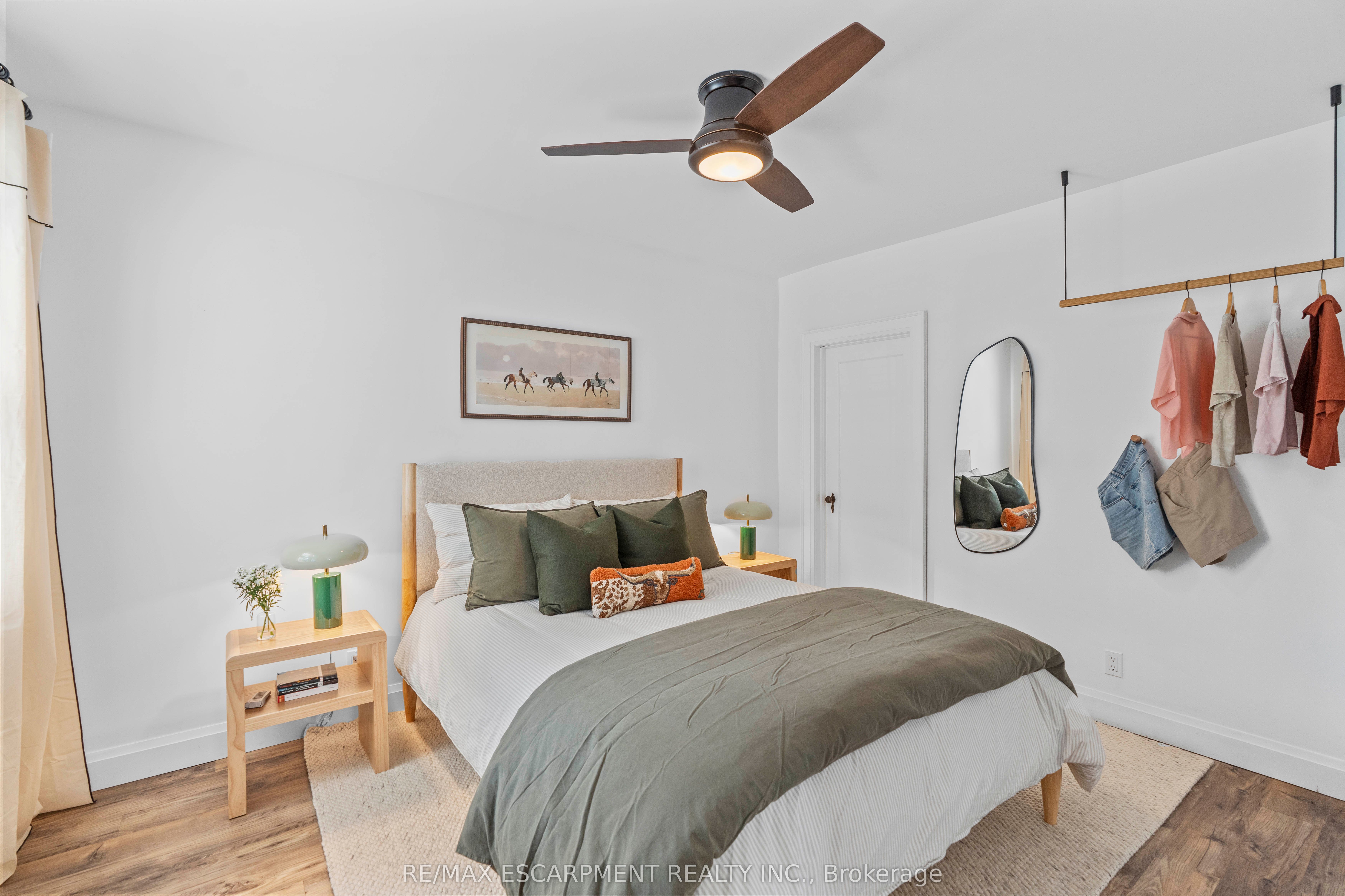 17 Davis Street W Property Photo 11