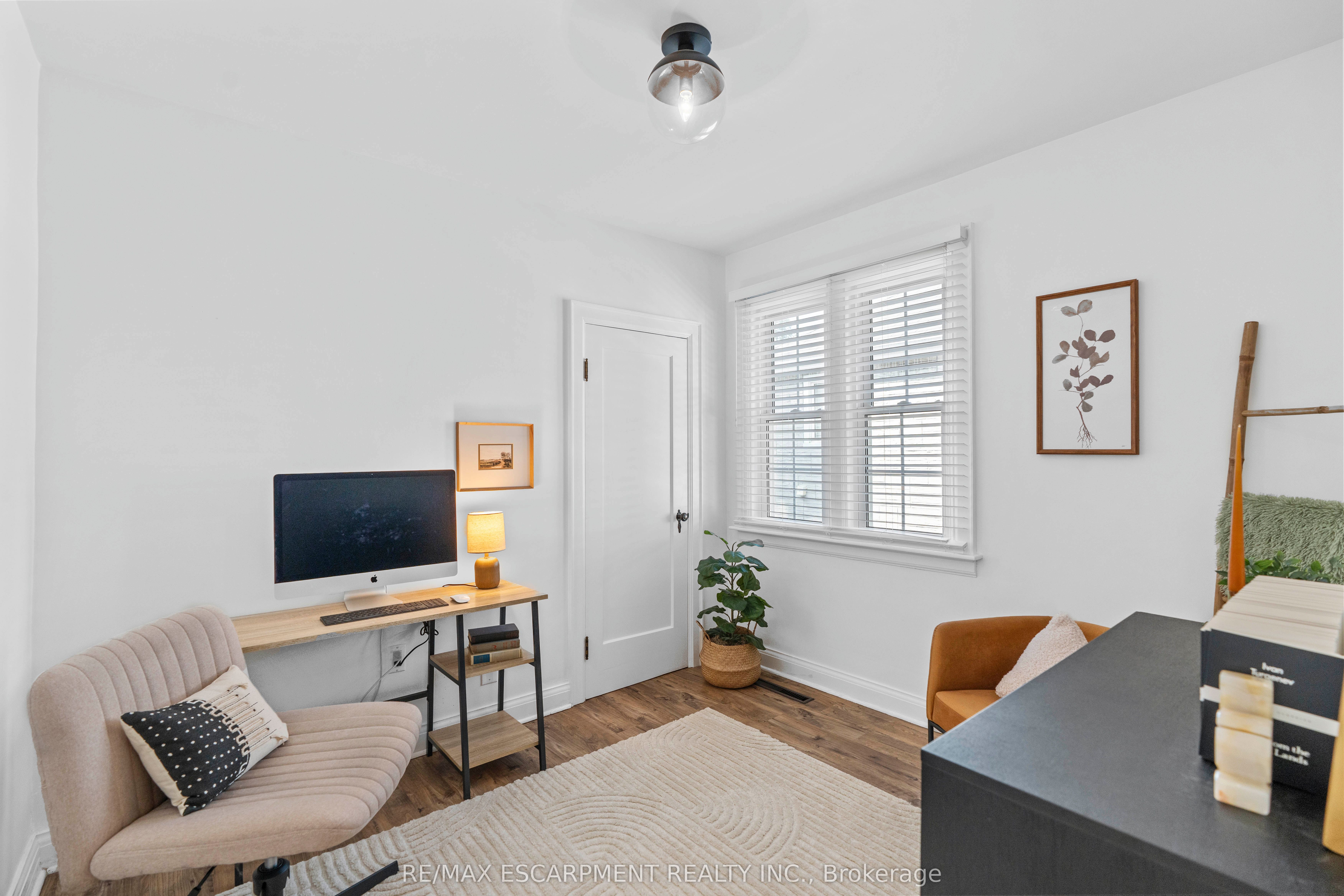 17 Davis Street W Property Photo 13