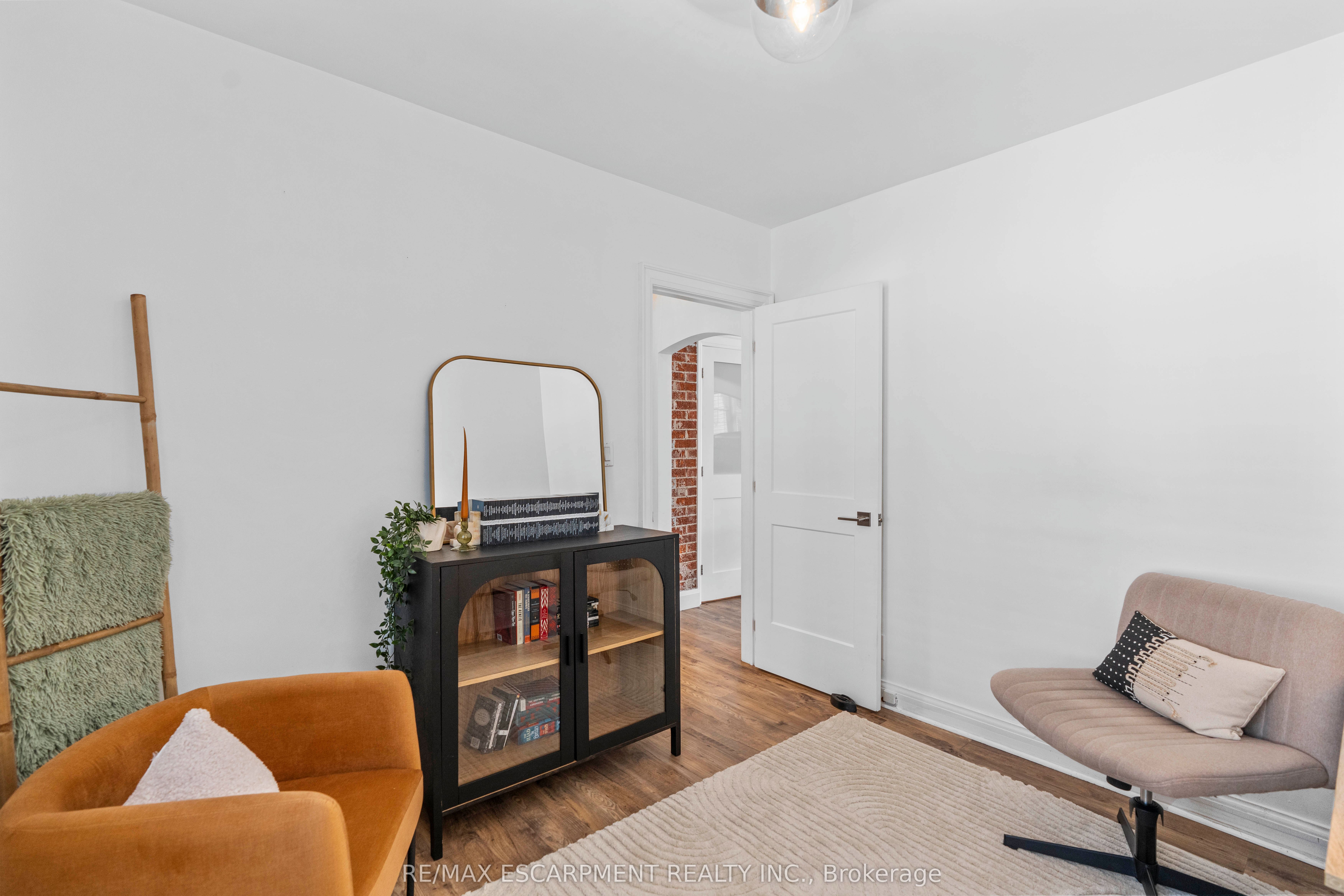 17 Davis Street W Property Photo 14