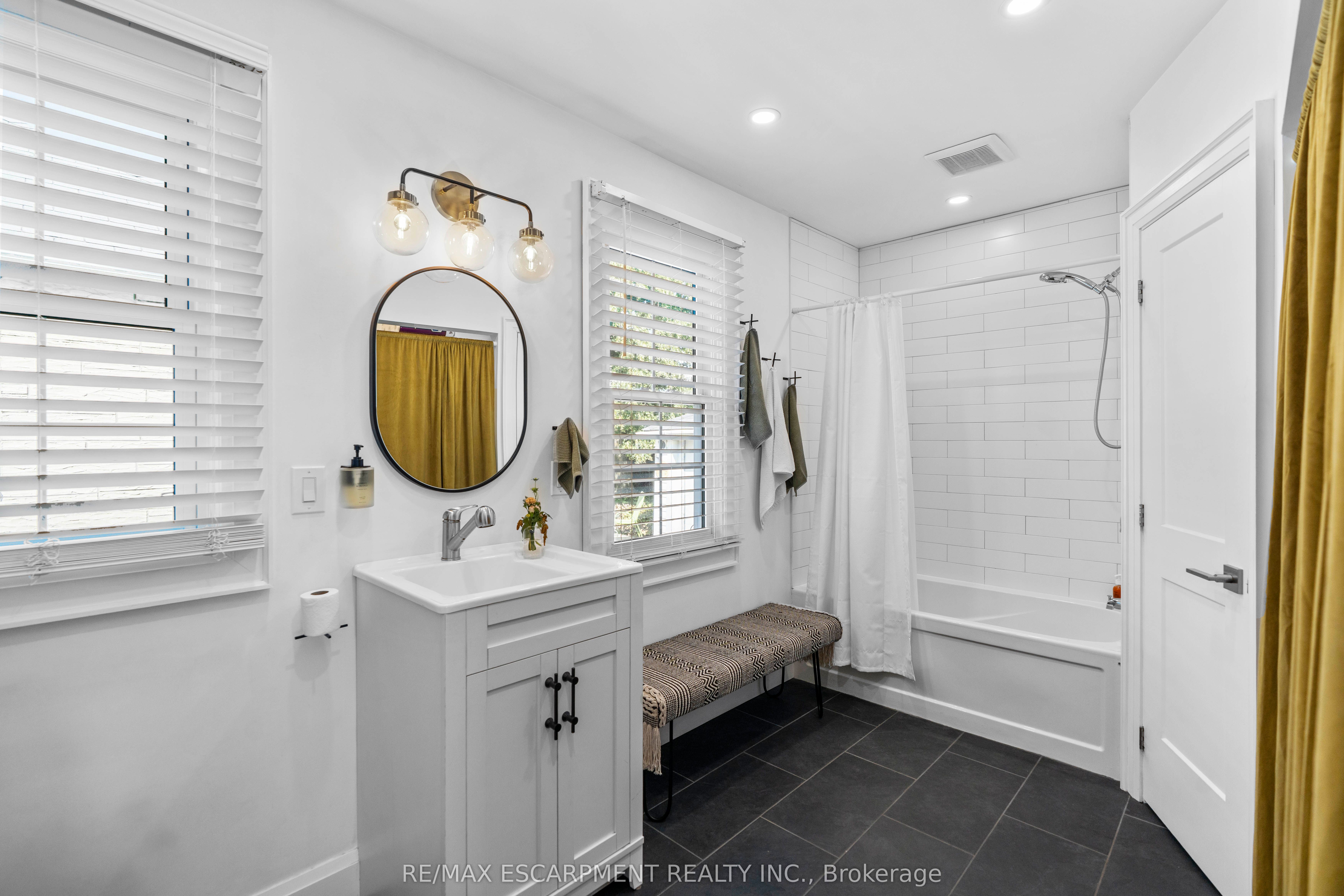 17 Davis Street W Property Photo 15