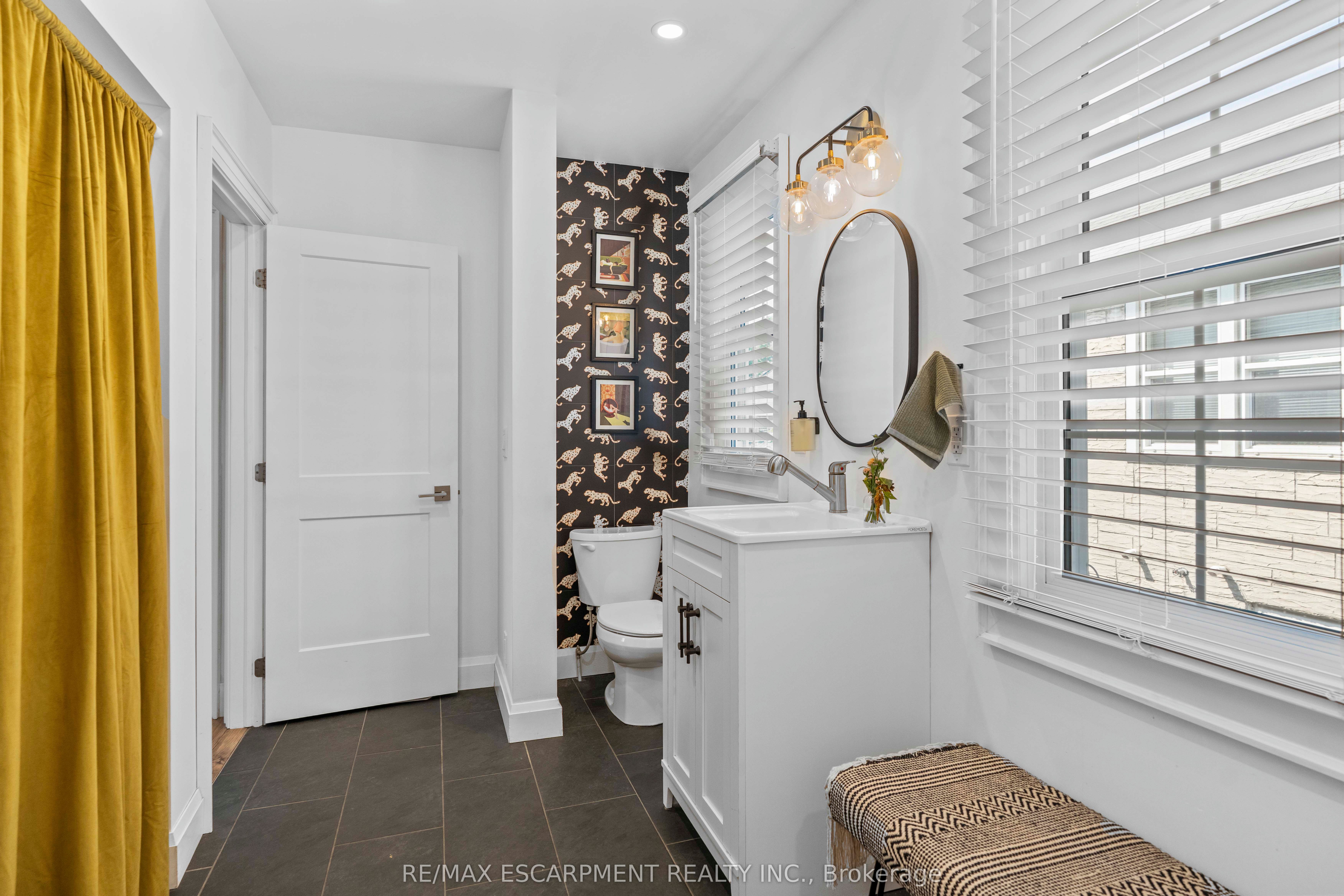 17 Davis Street W Property Photo 16