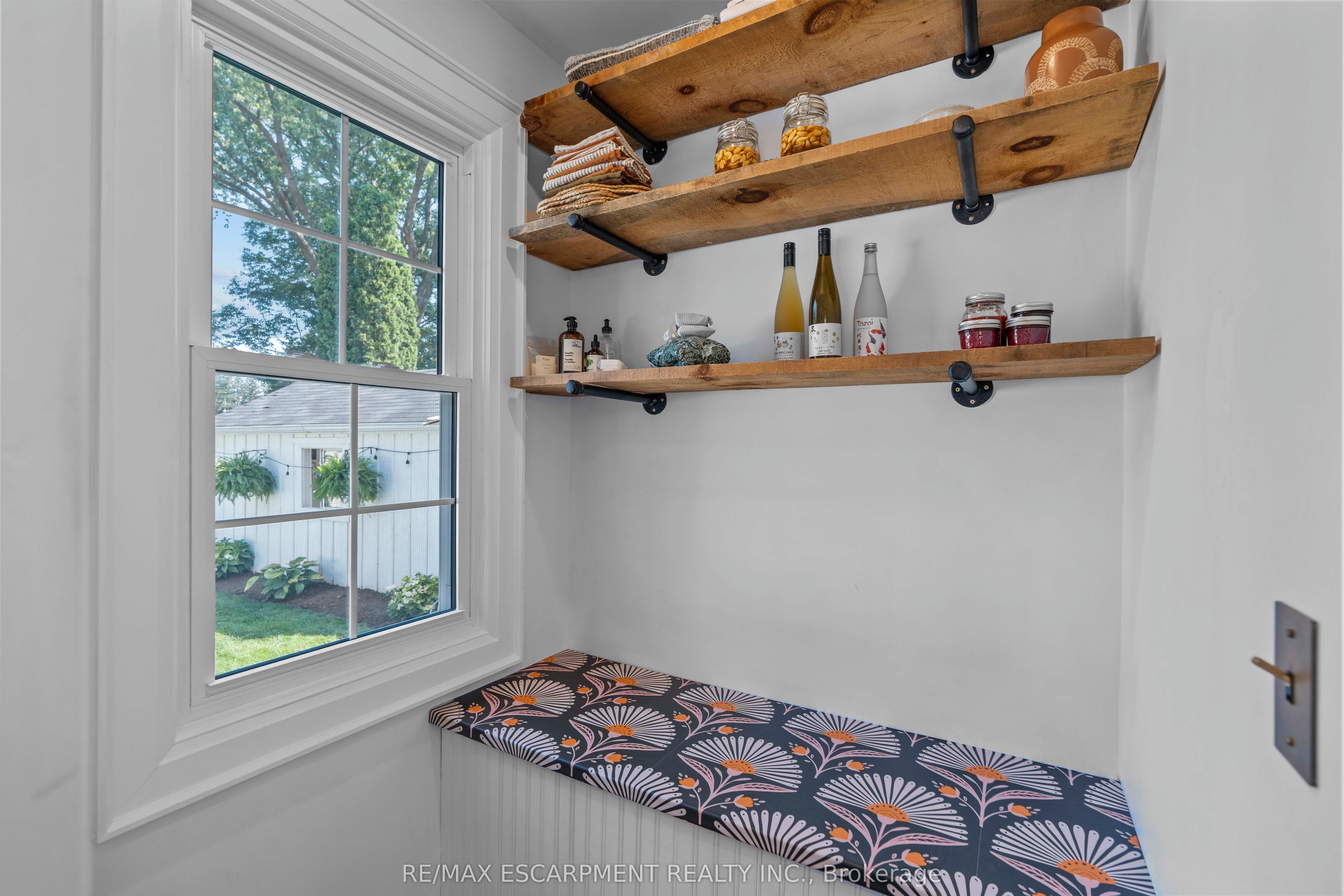 17 Davis Street W Property Photo 18