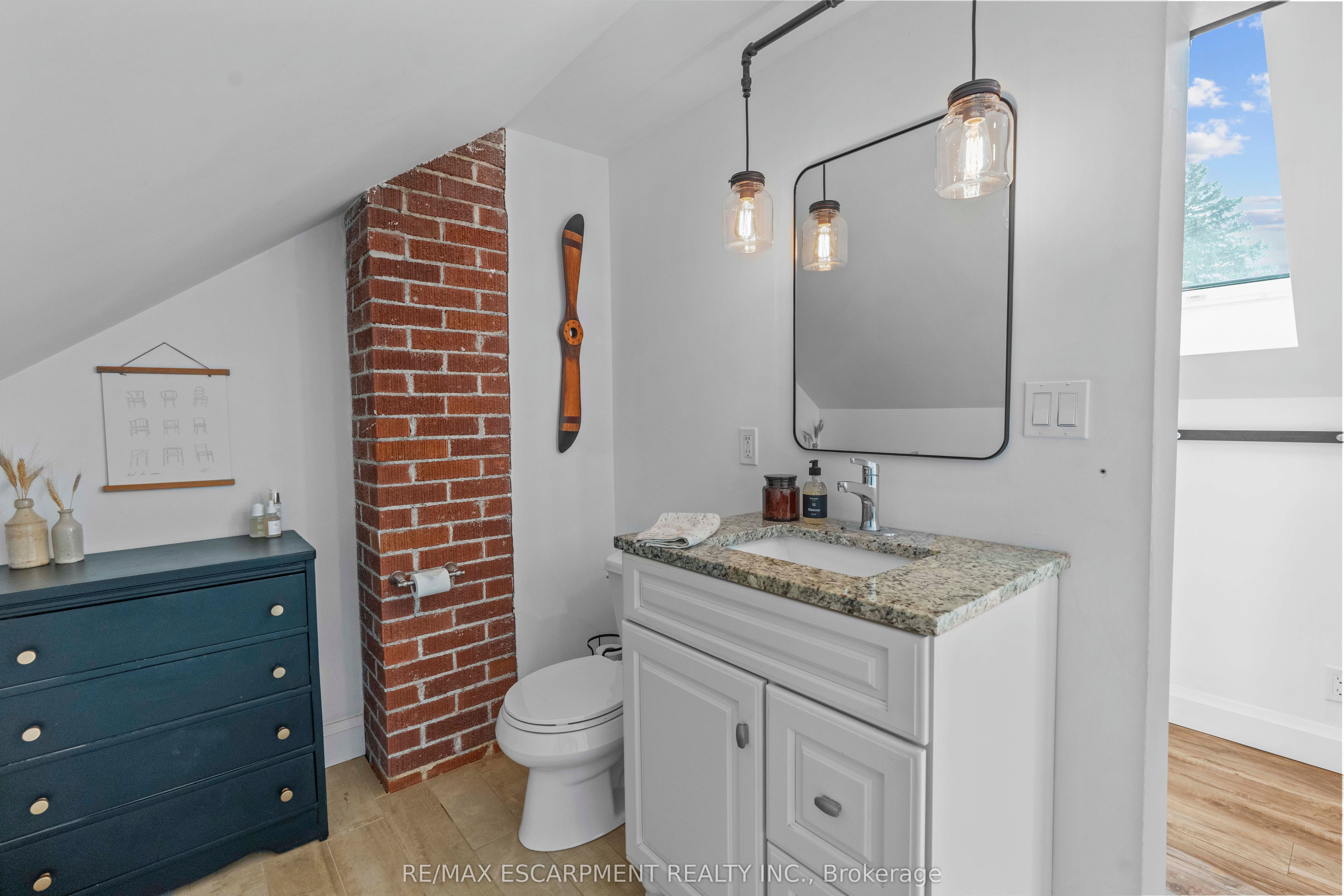 17 Davis Street W Property Photo 24