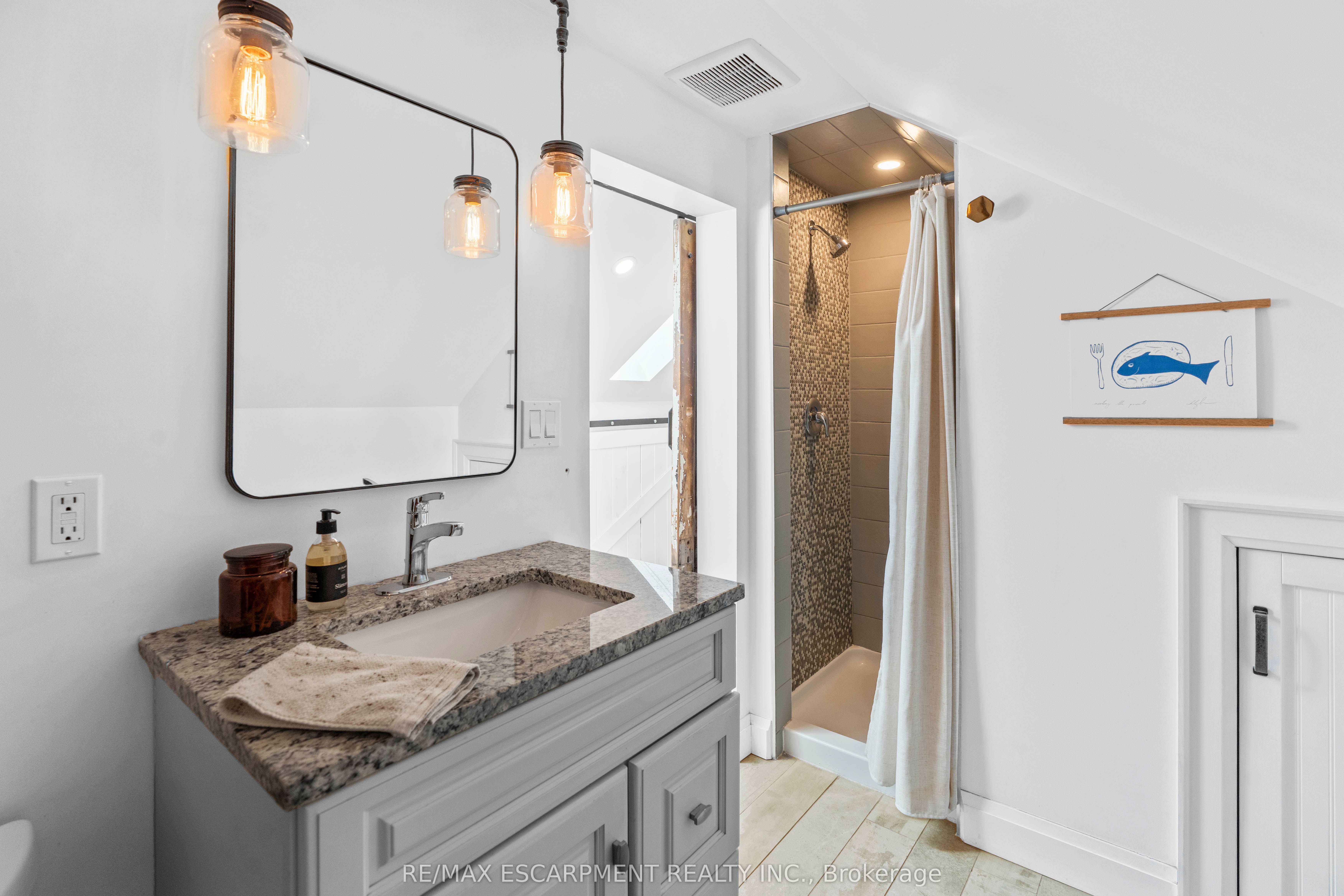 17 Davis Street W Property Photo 25