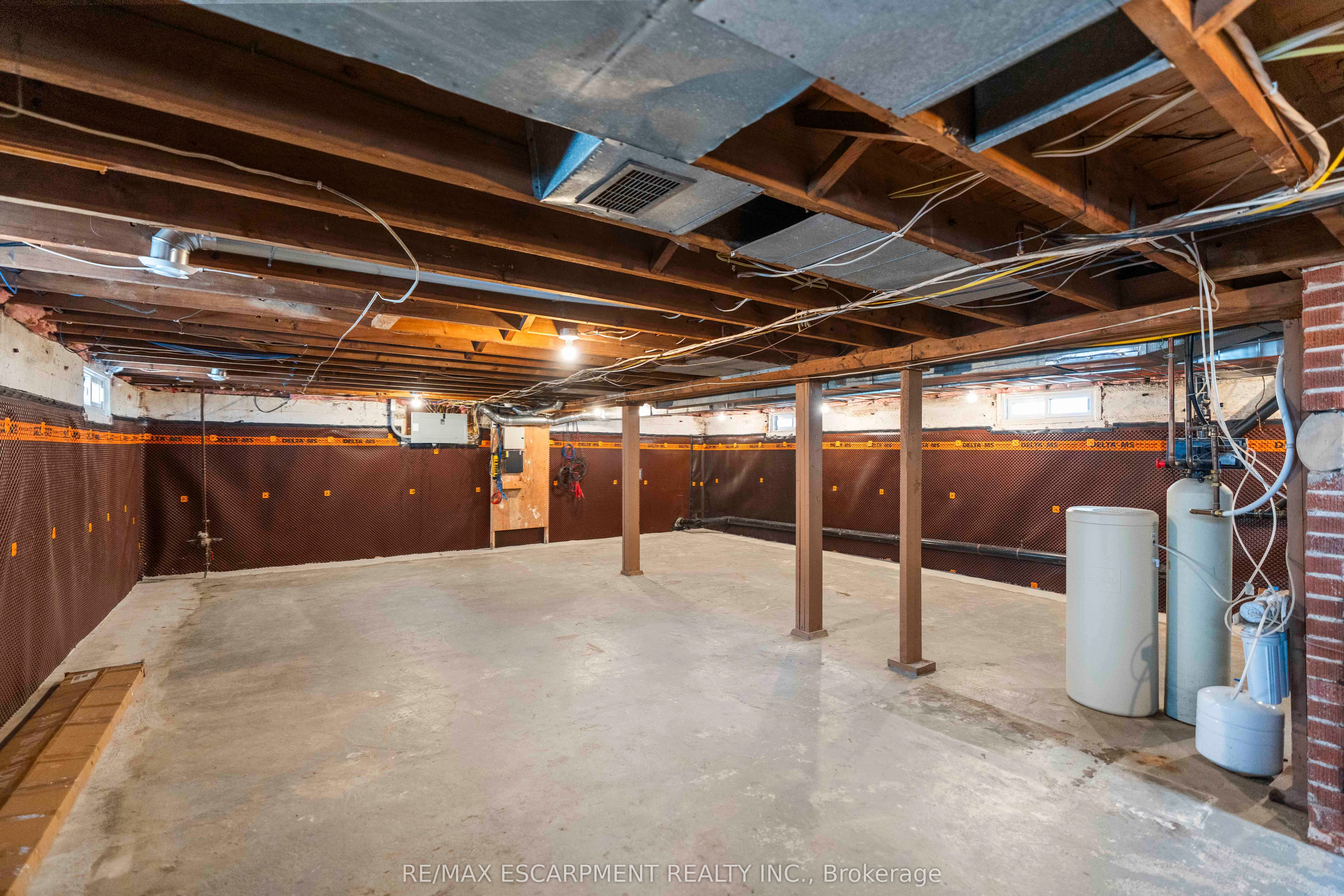 17 Davis Street W Property Photo 26