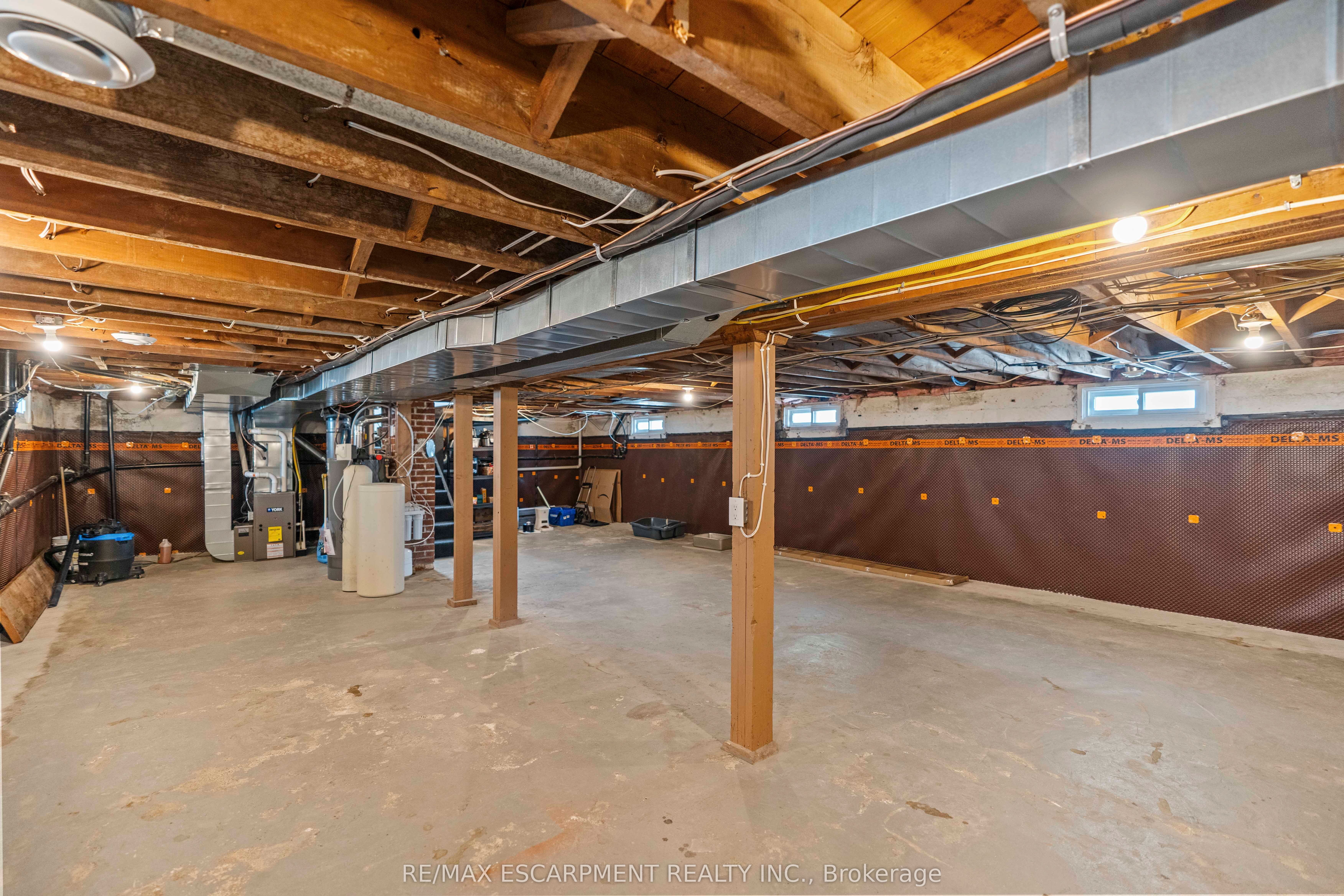 17 Davis Street W Property Photo 27