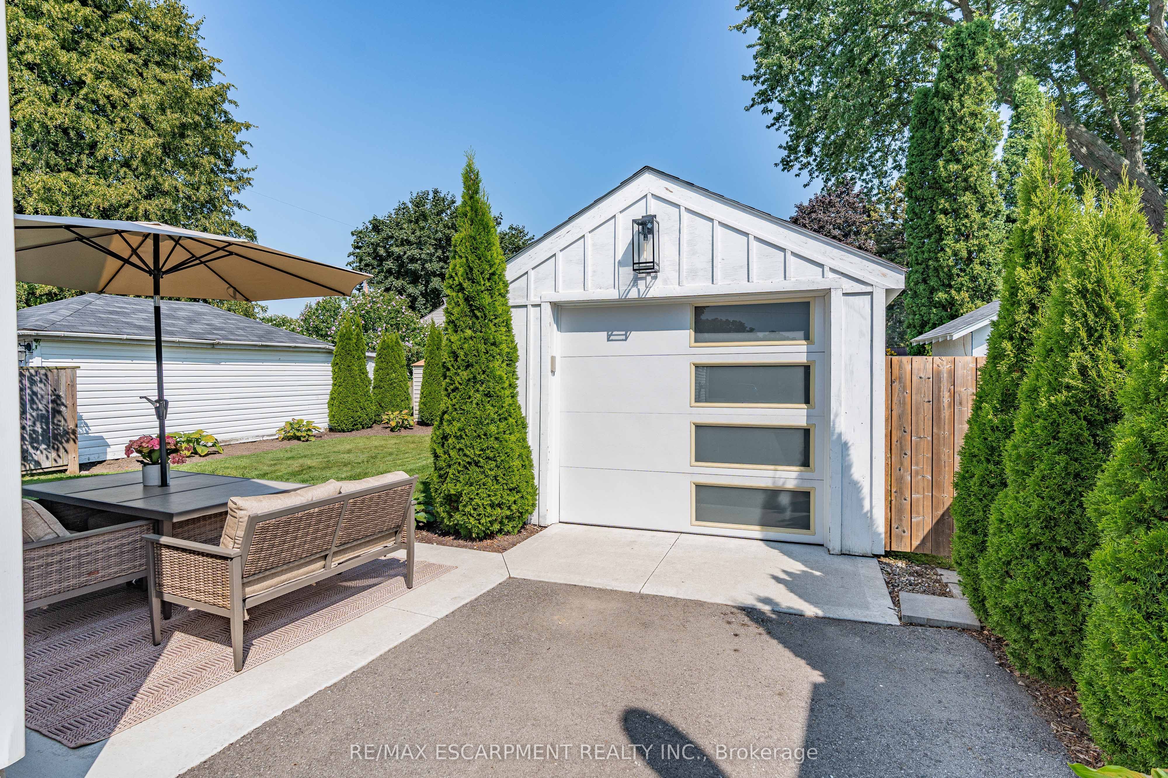 17 Davis Street W Property Photo 28