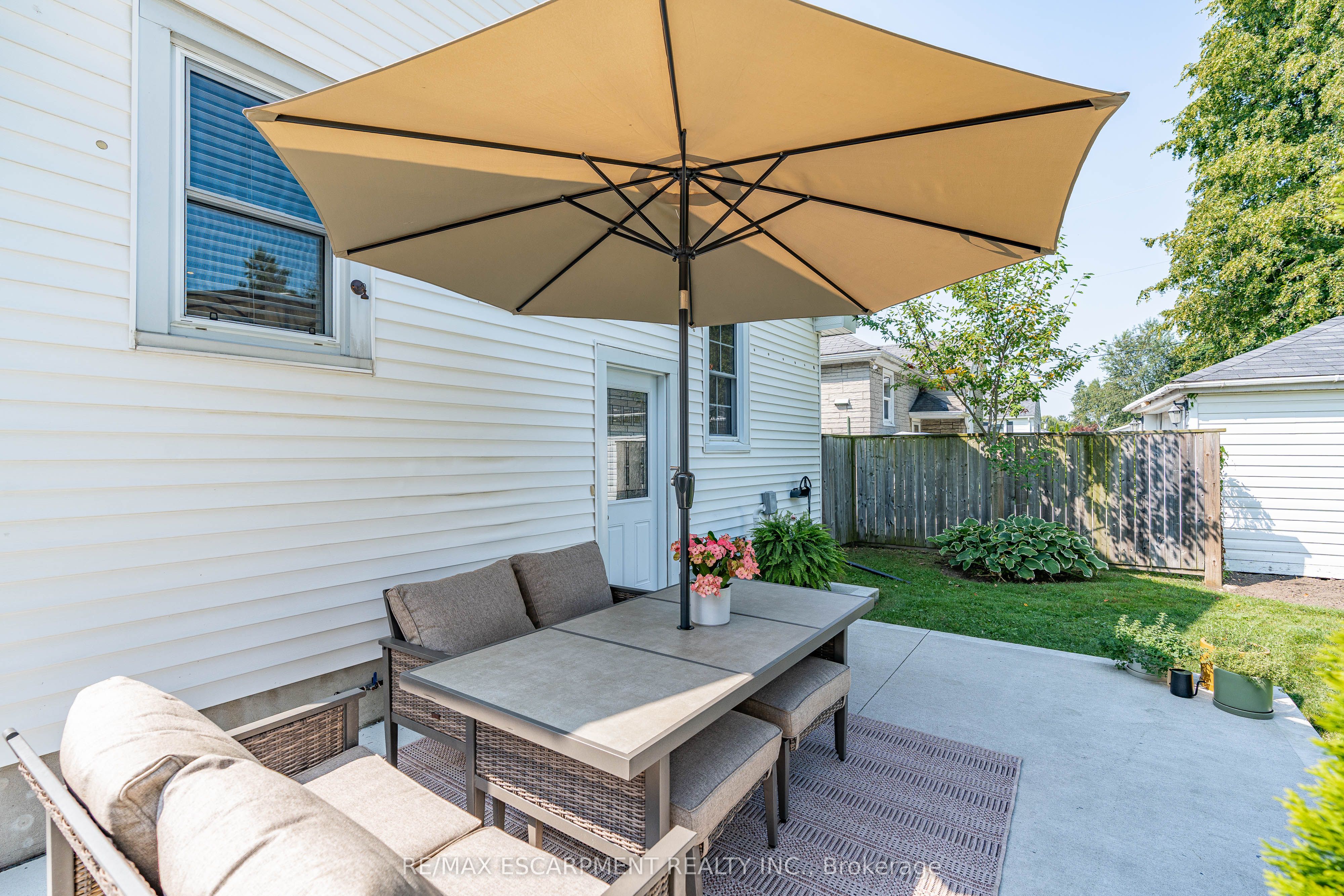 17 Davis Street W Property Photo 31