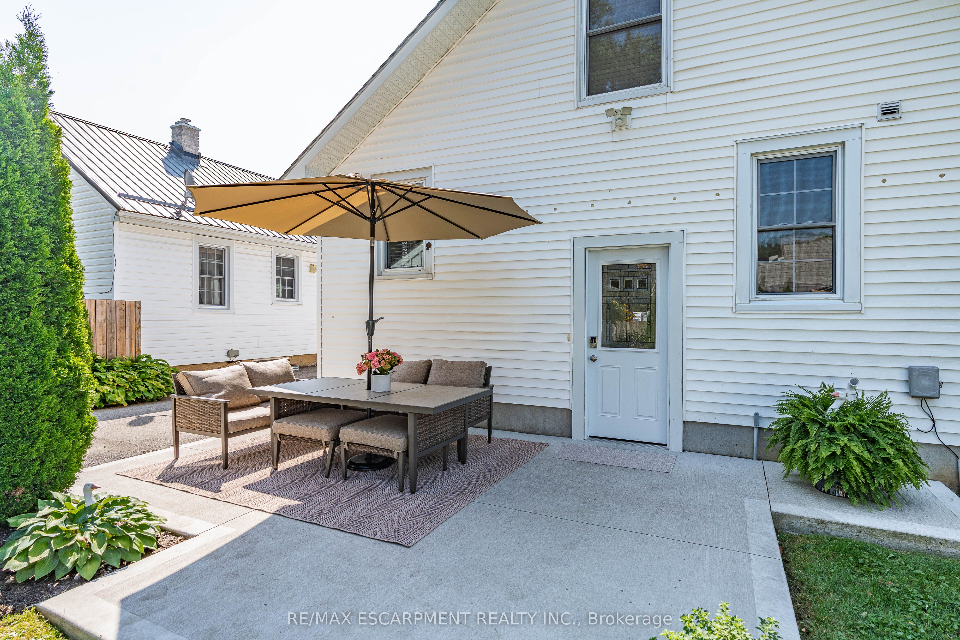 17 Davis Street W Property Photo 32