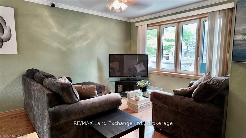 1097 Williamsburg St Property Photo 1