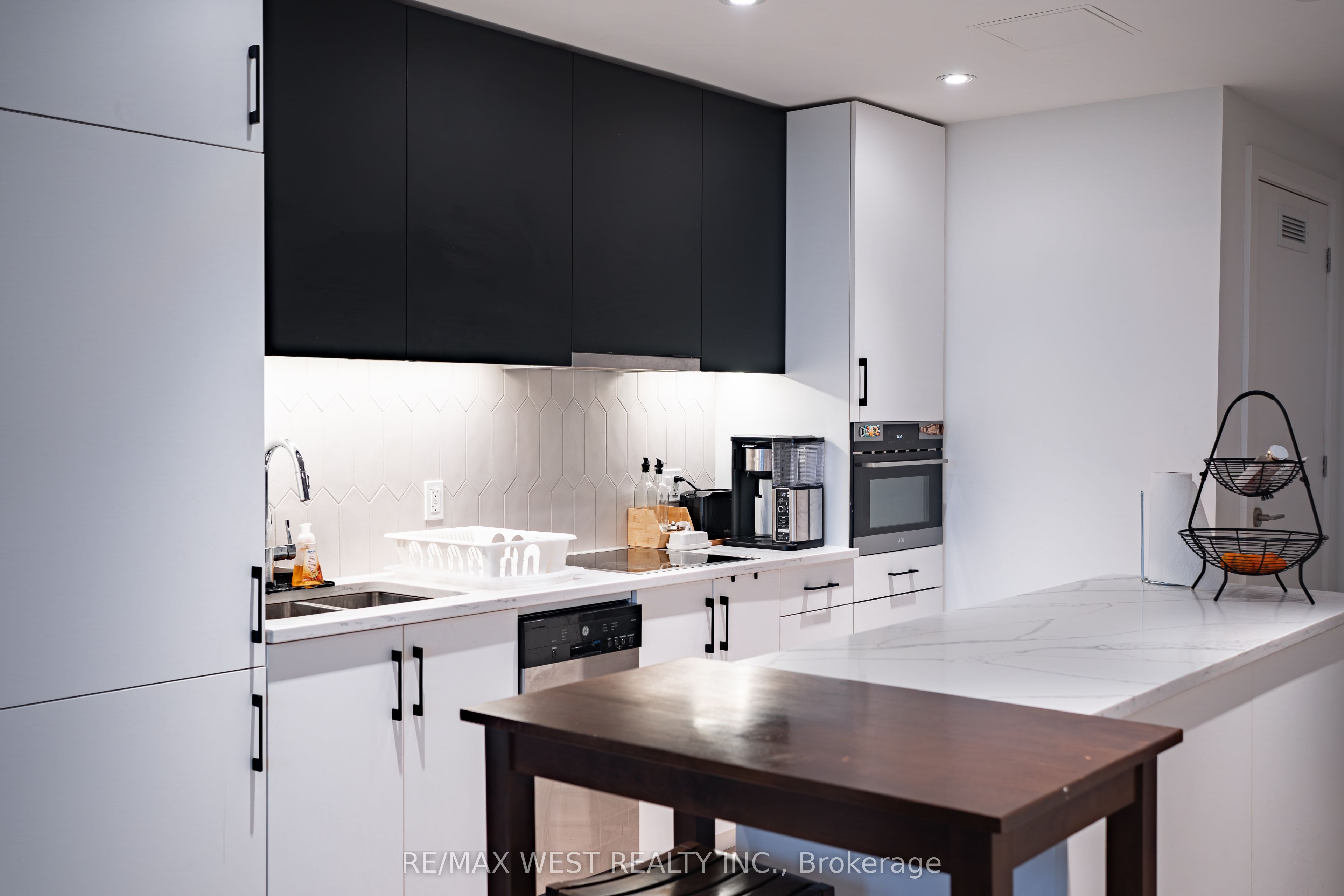 741 King Street W 812 Property Photo 3