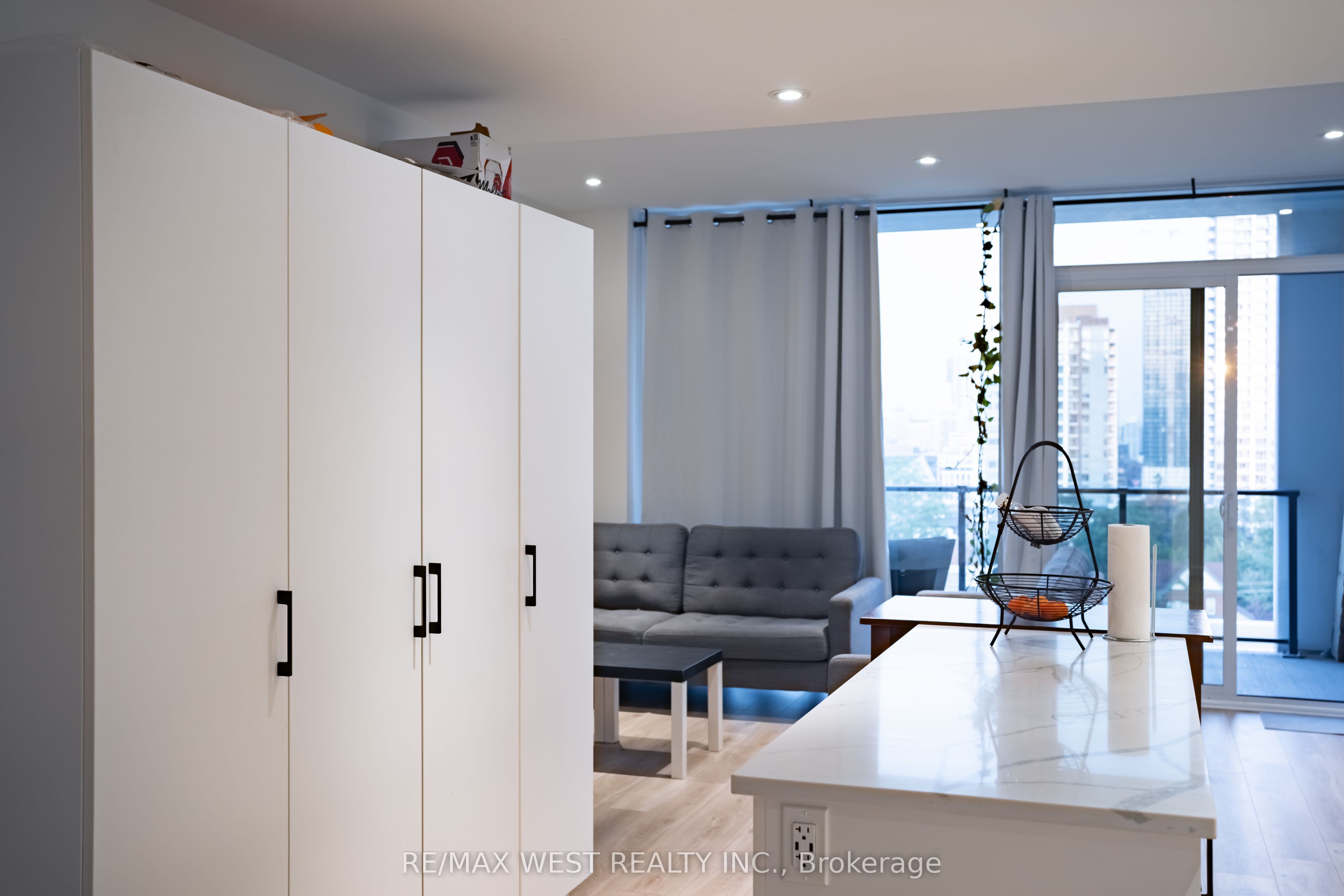 741 King Street W 812 Property Photo 4