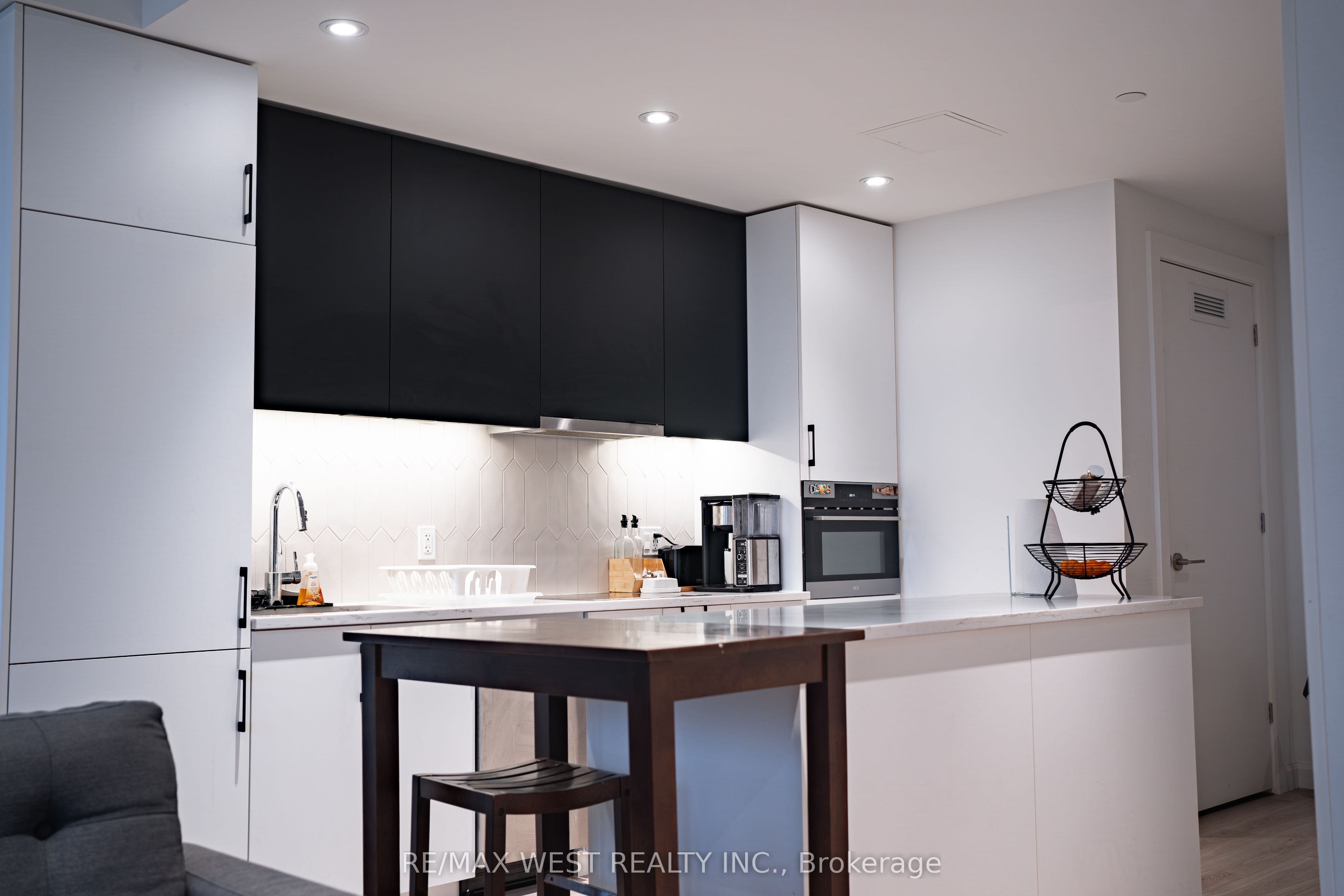 741 King Street W 812 Property Photo 5