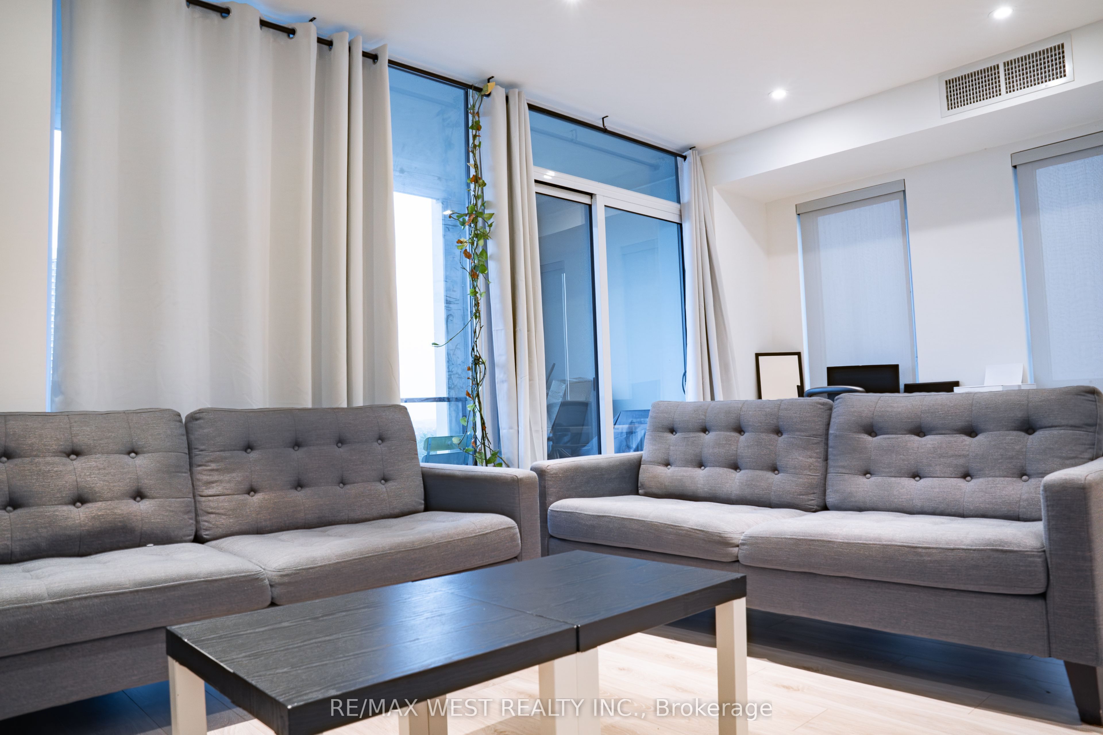 741 King Street W 812 Property Photo 6