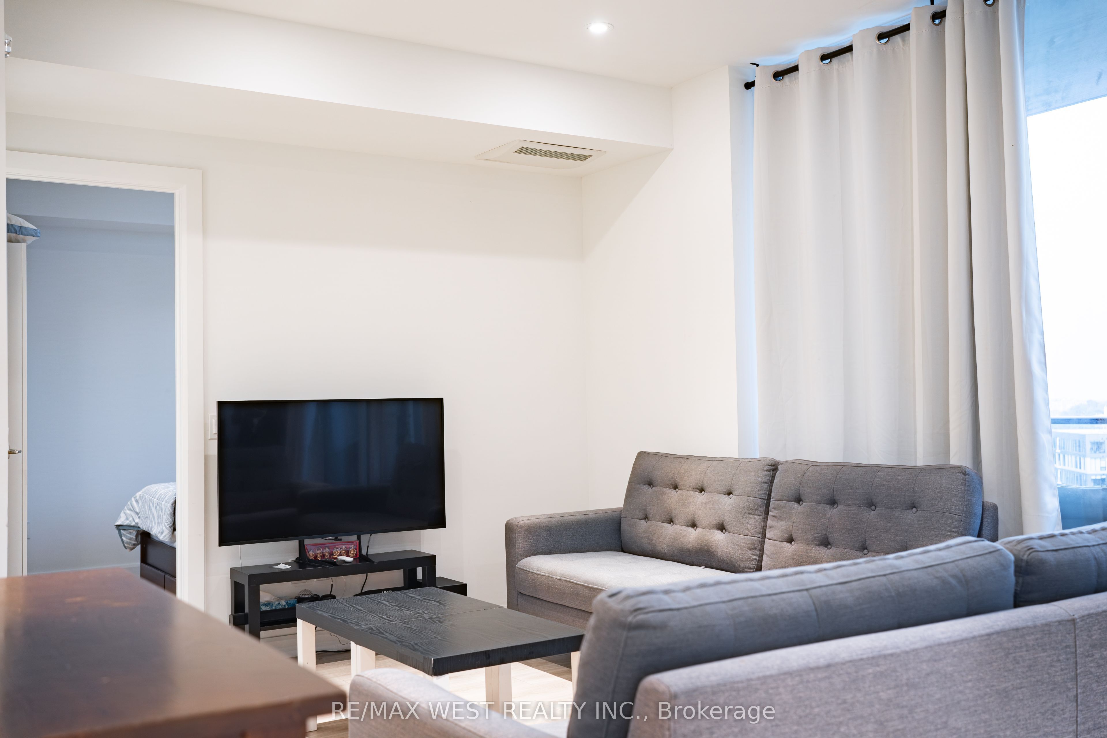 741 King Street W 812 Property Photo 7