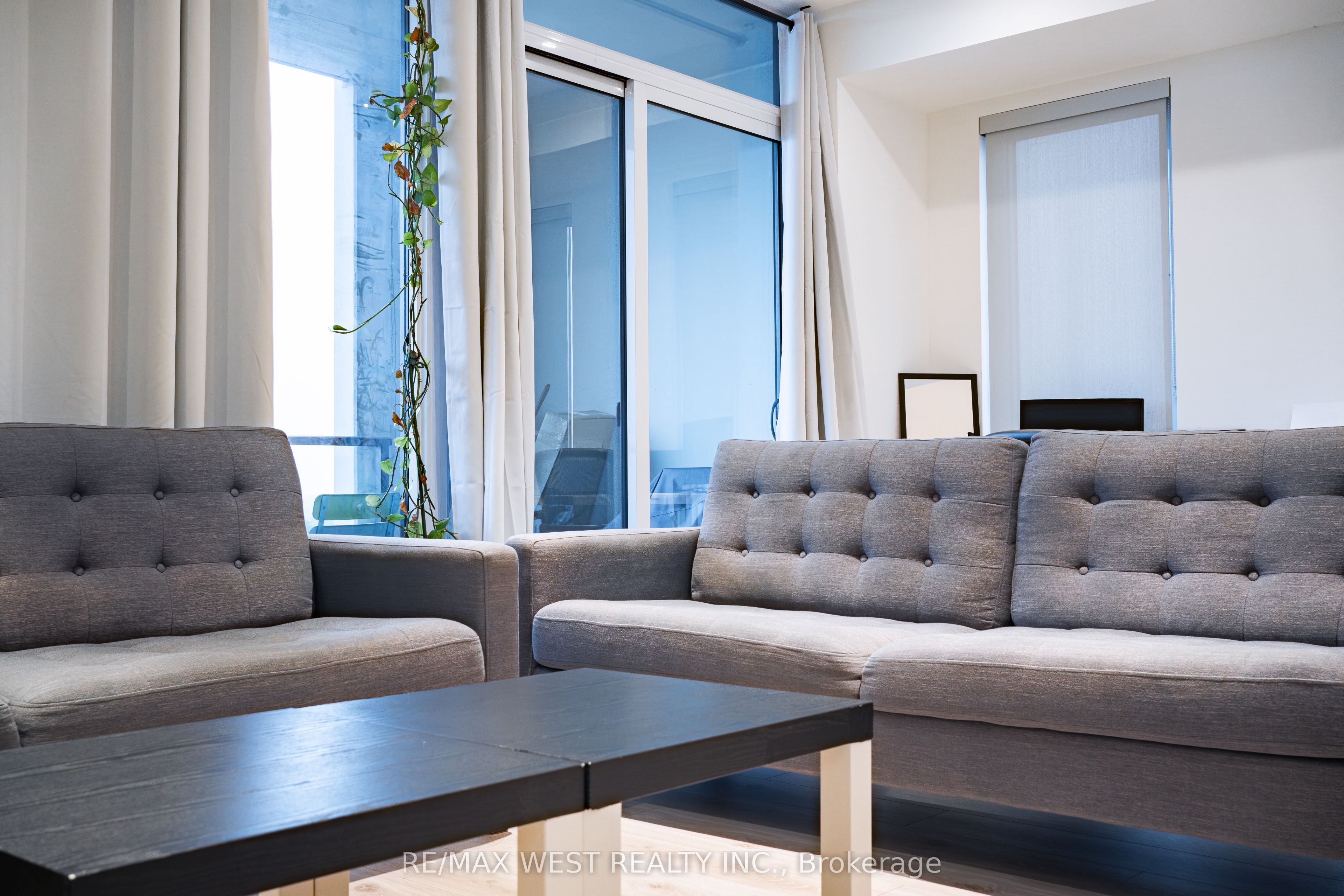 741 King Street W 812 Property Photo 8