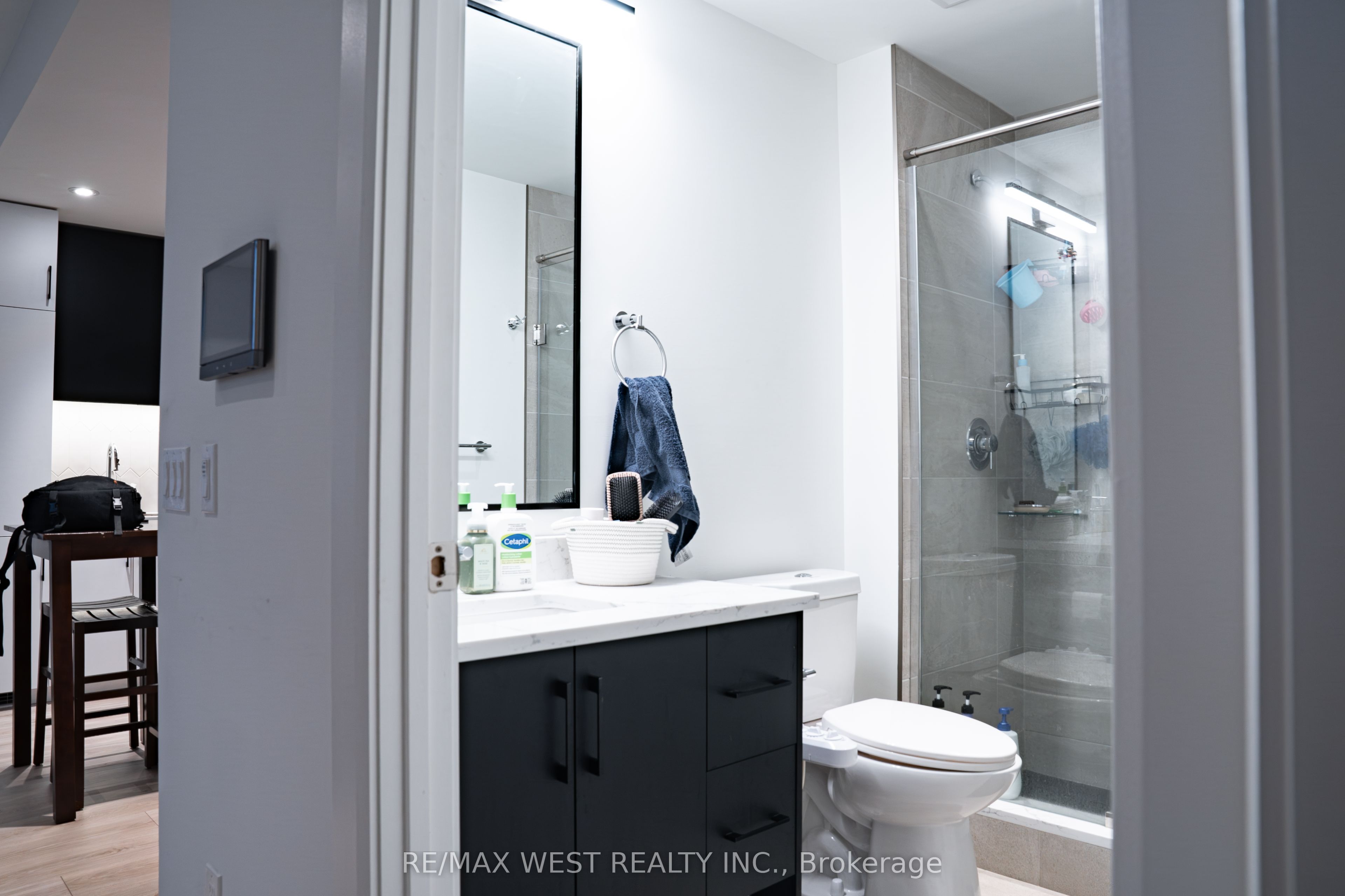 741 King Street W 812 Property Photo 9