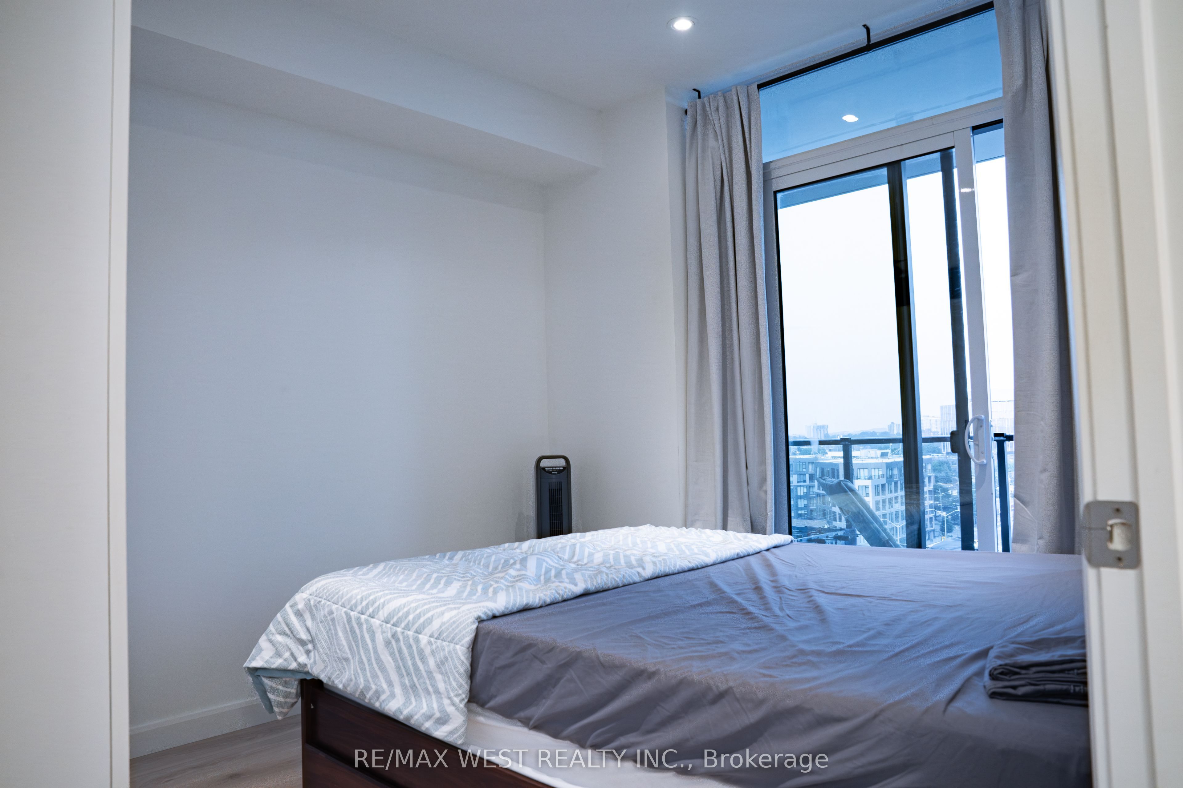 741 King Street W 812 Property Photo 10