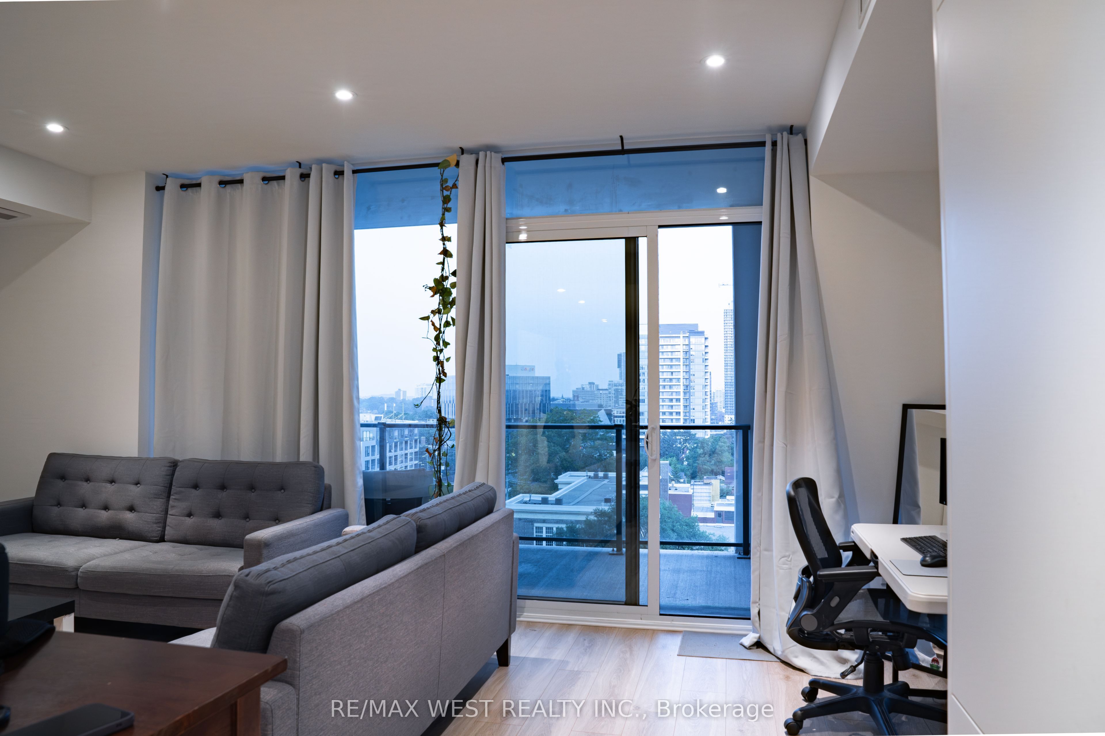 741 King Street W 812 Property Photo 11