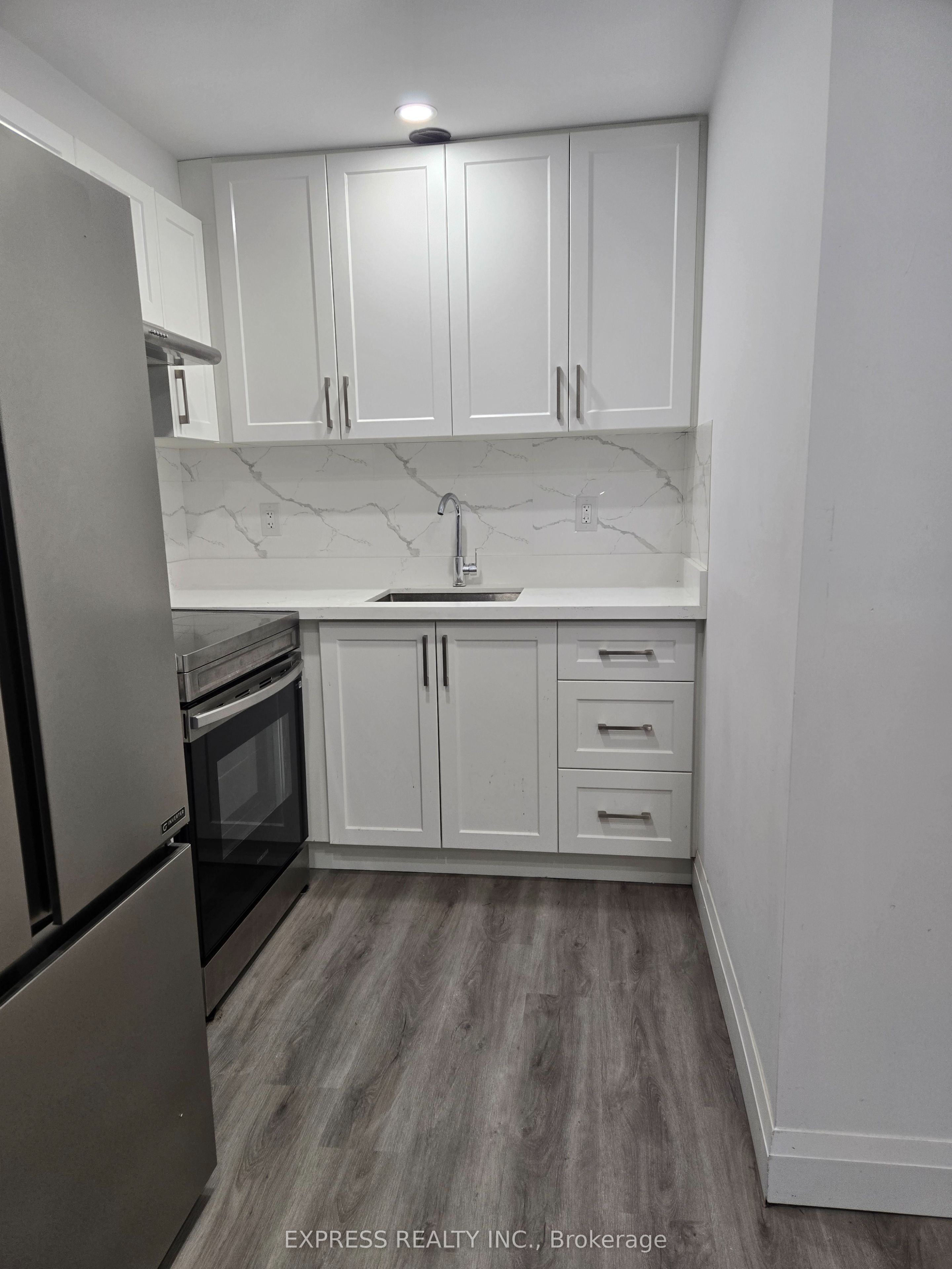 252 James Street S 4 Property Photo 5