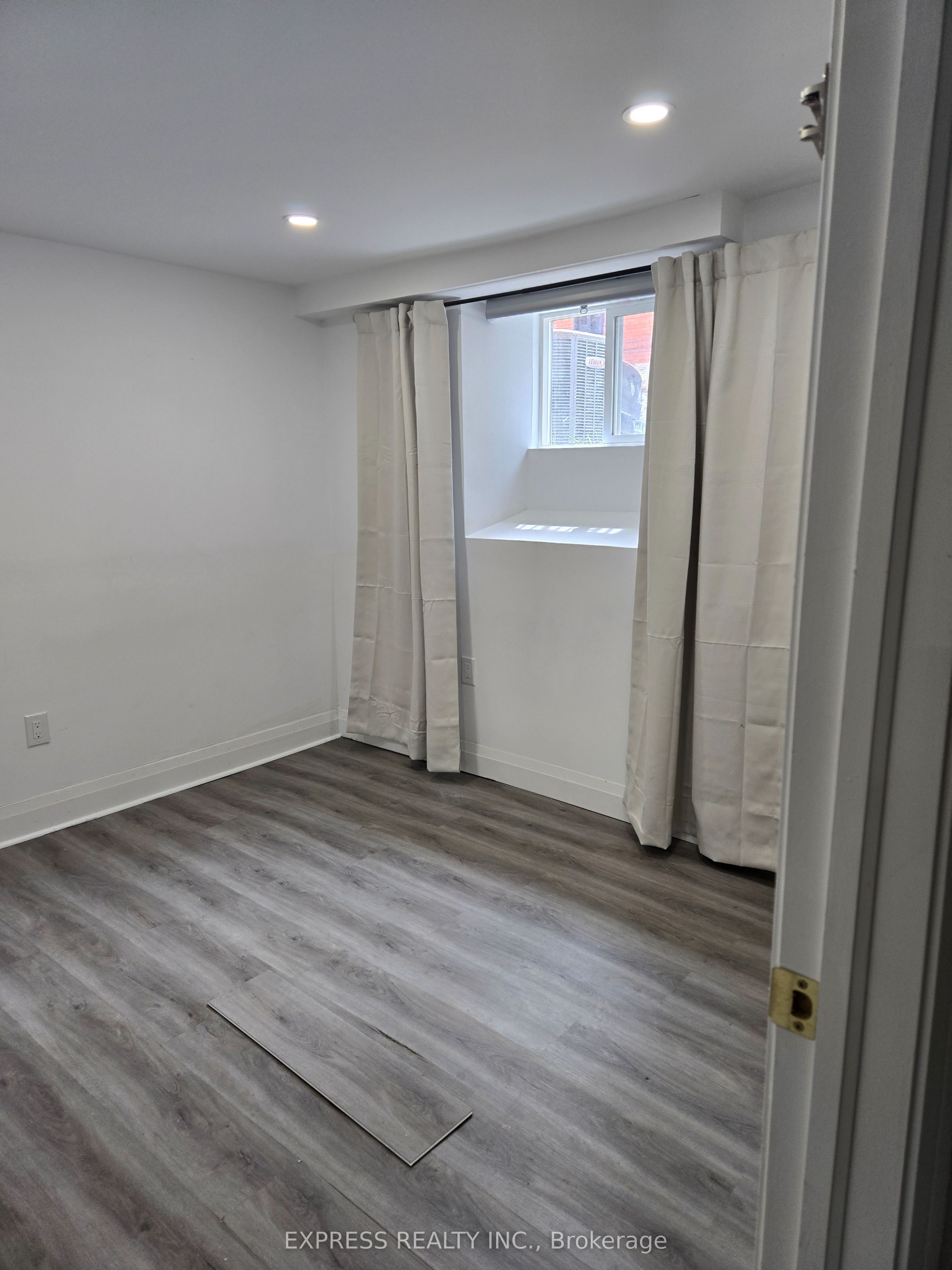 252 James Street S 4 Property Photo 12