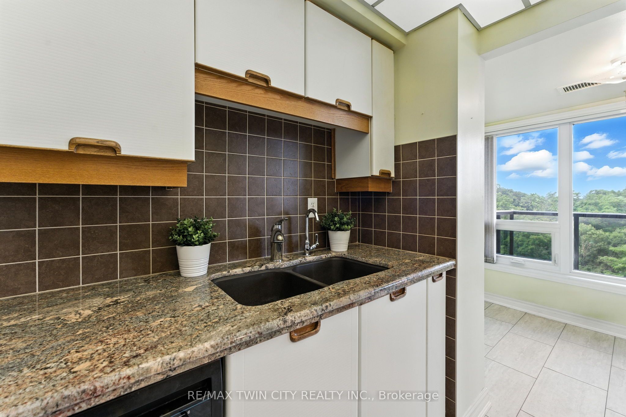 237 King Street W 1104 Property Photo 4