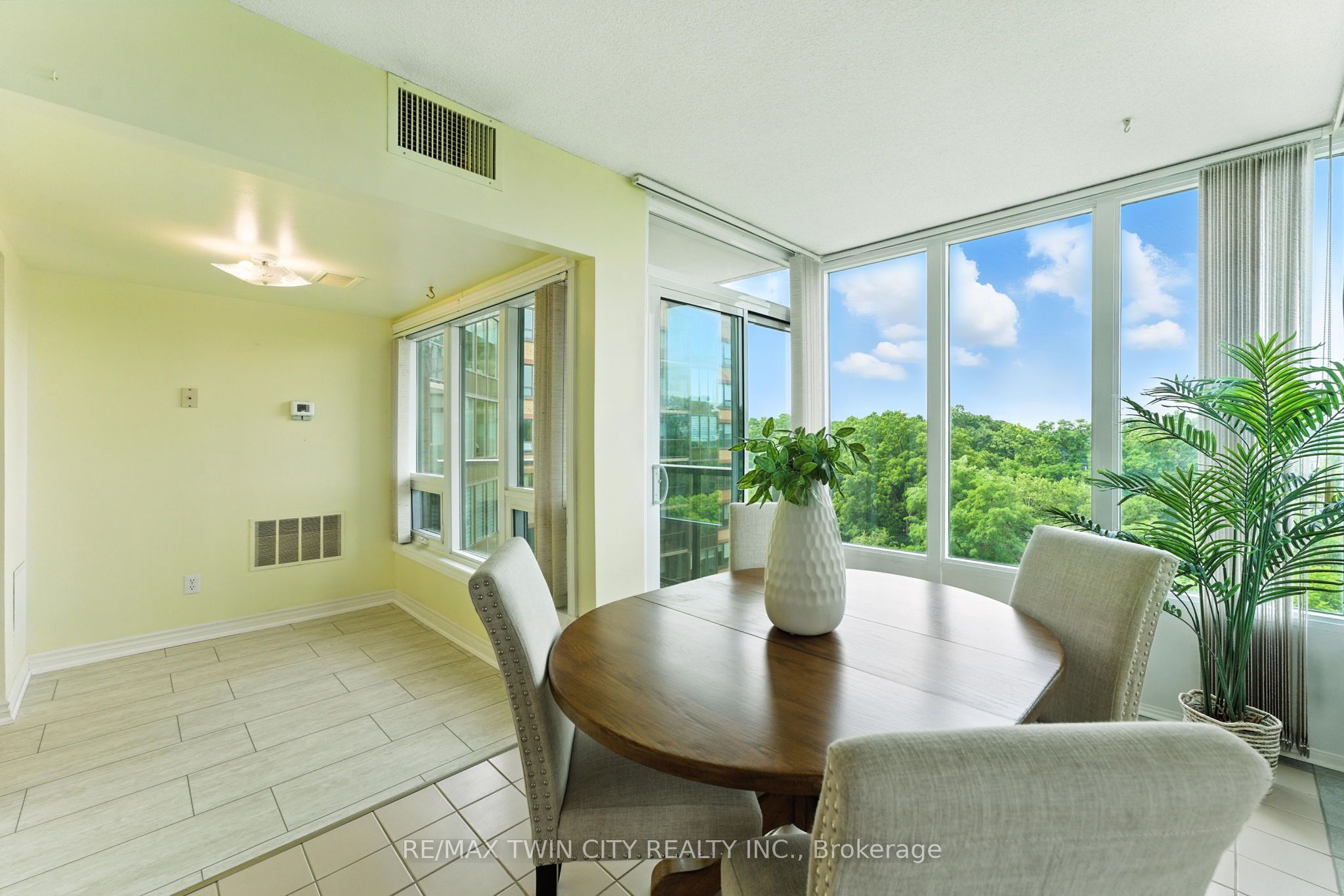 237 King Street W 1104 Property Photo 10