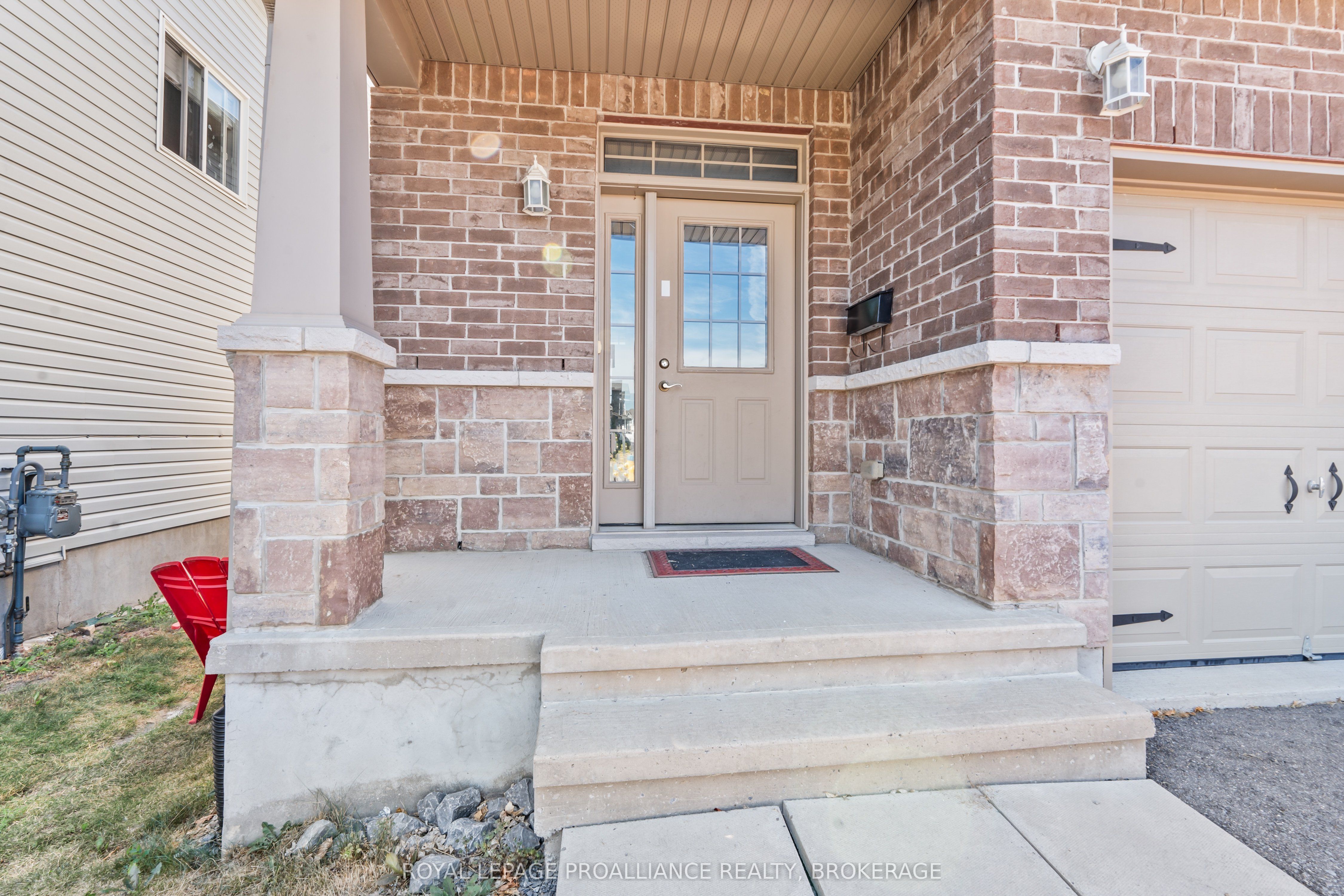 1584 Davenport Crescent Property Photo 2