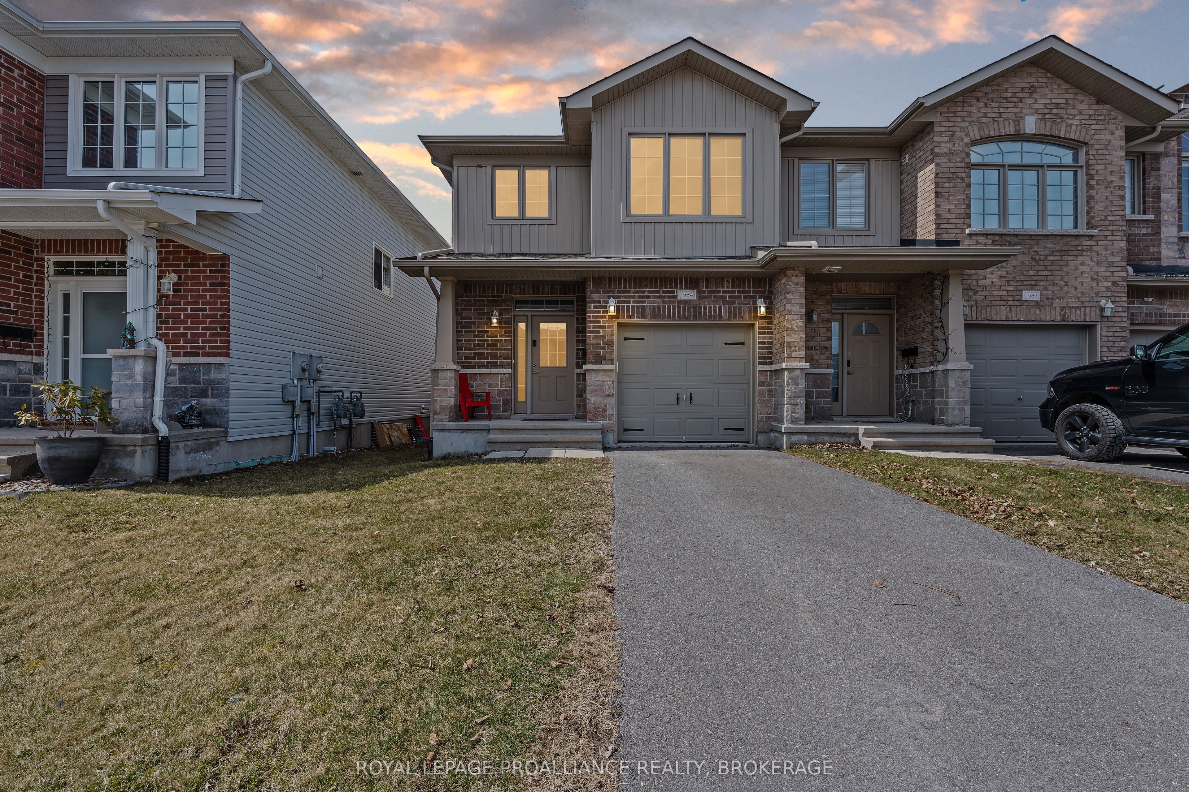 1584 Davenport Crescent Property Photo 3