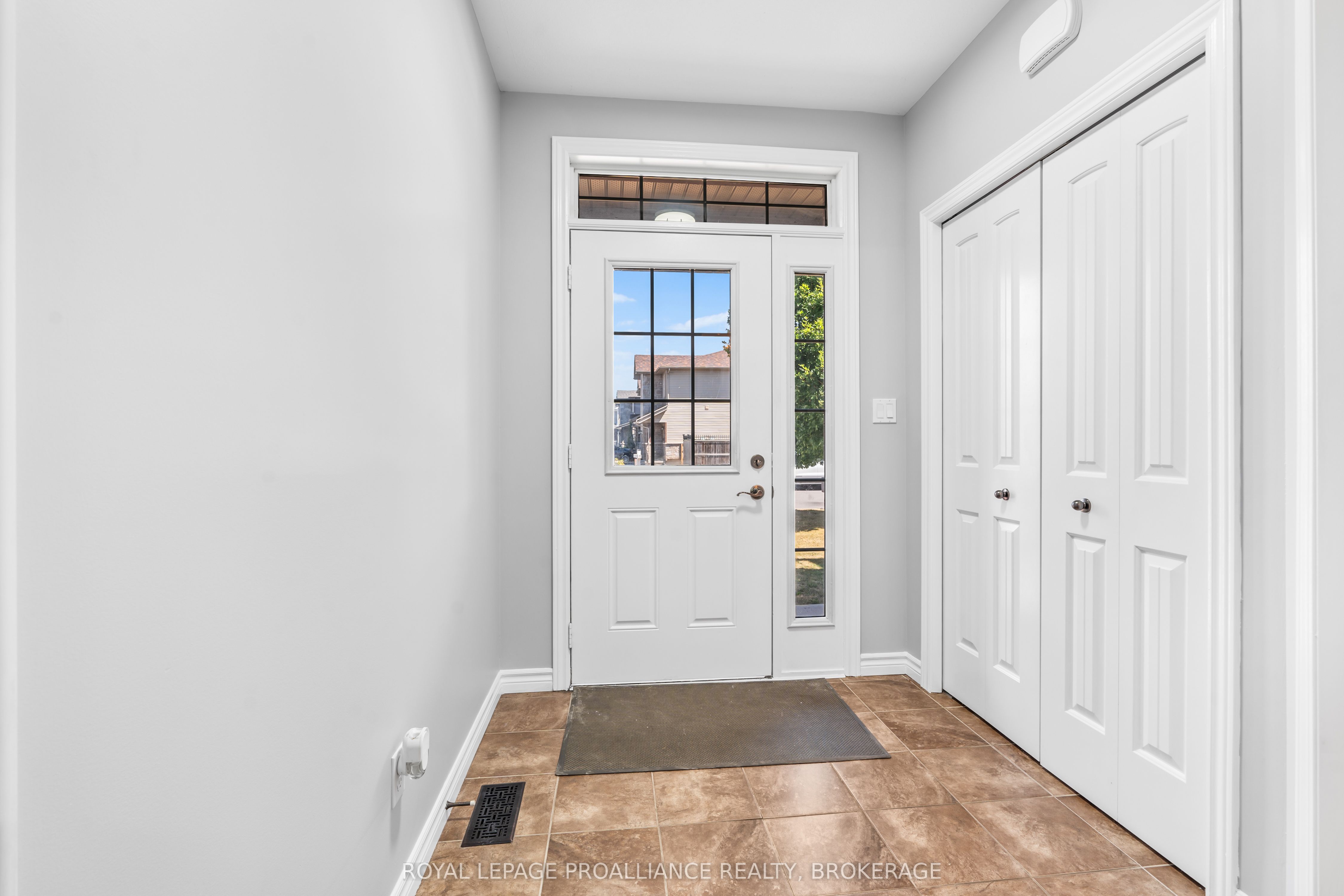 1584 Davenport Crescent Property Photo 4