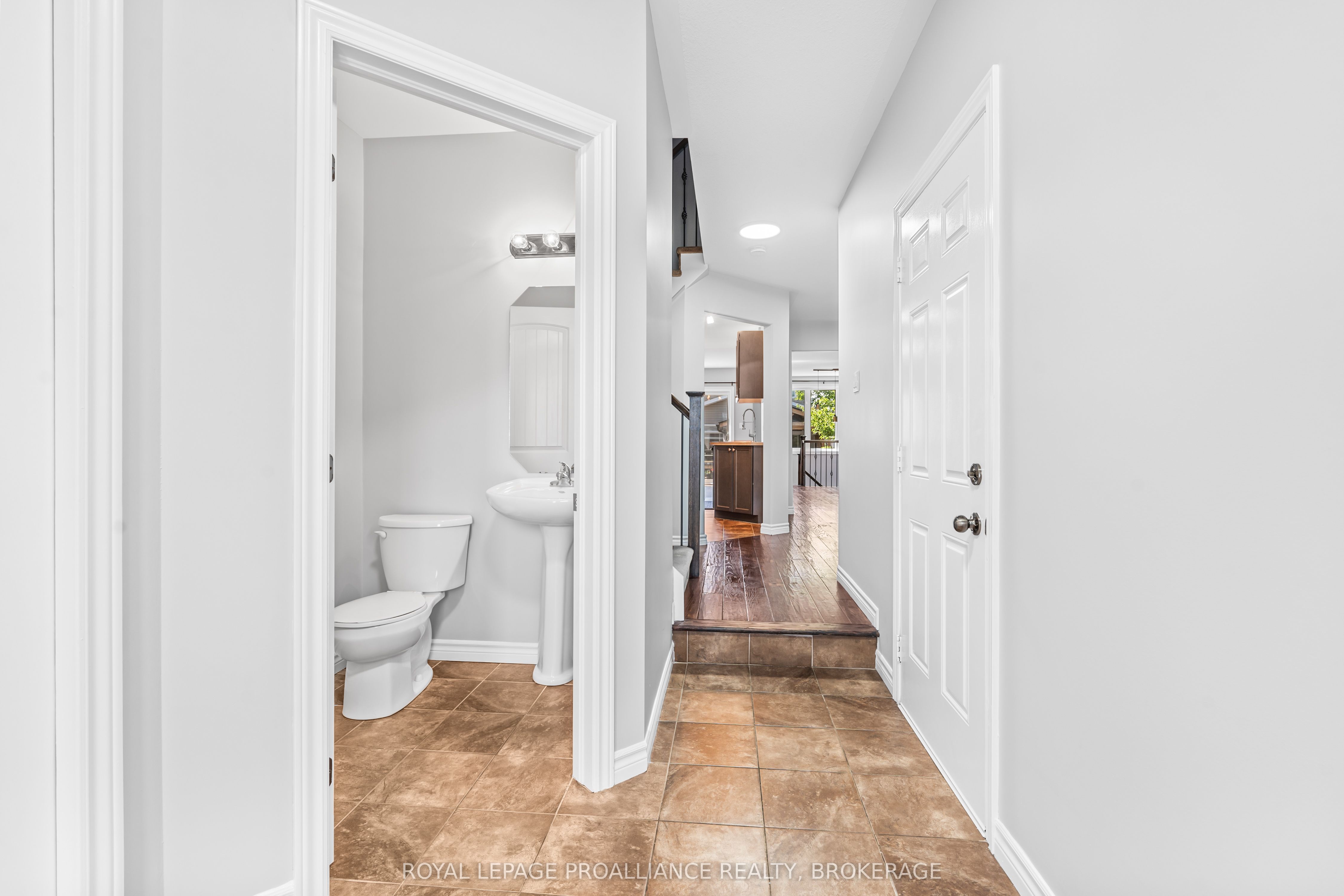 1584 Davenport Crescent Property Photo 5