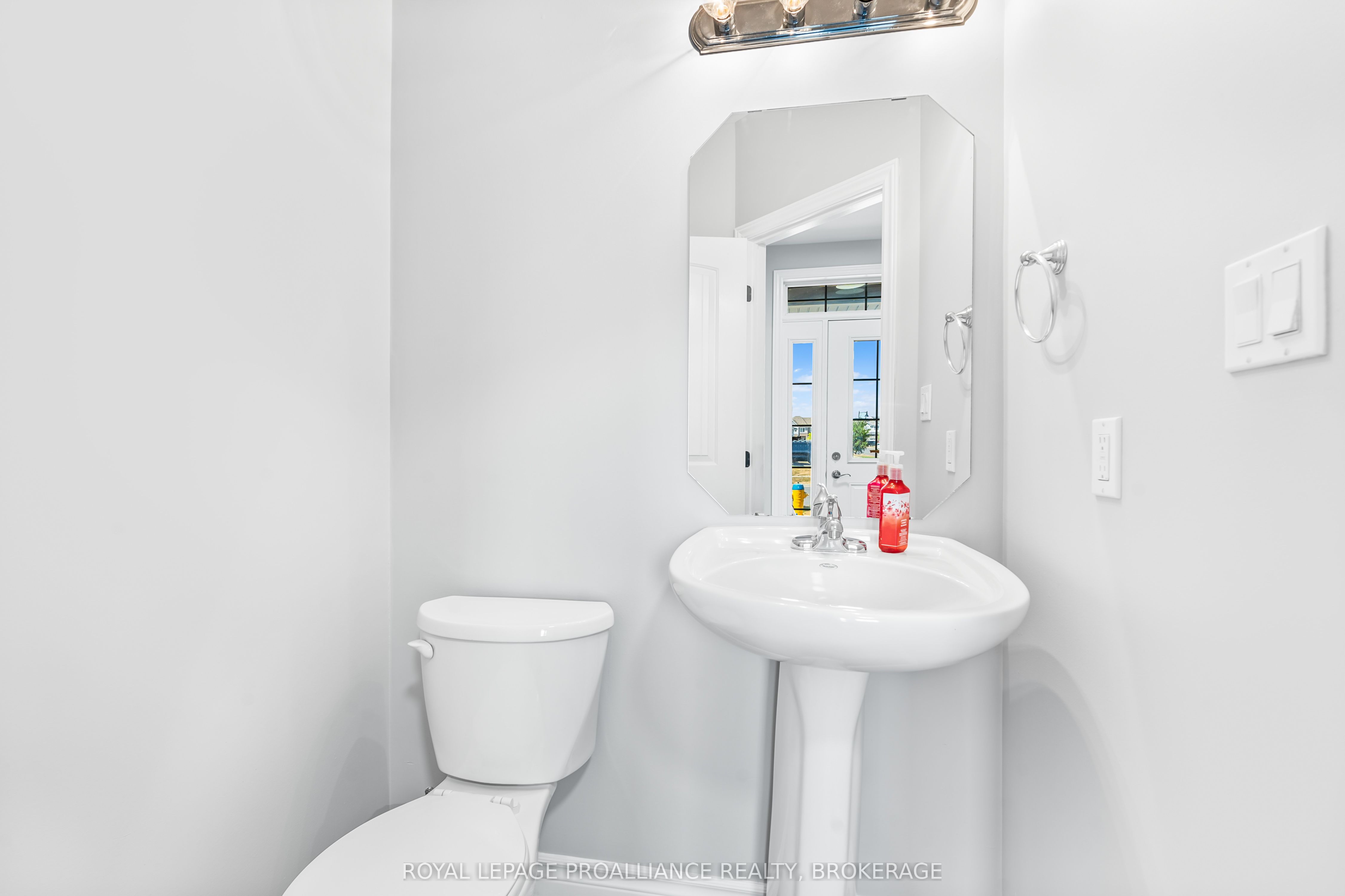 1584 Davenport Crescent Property Photo 6