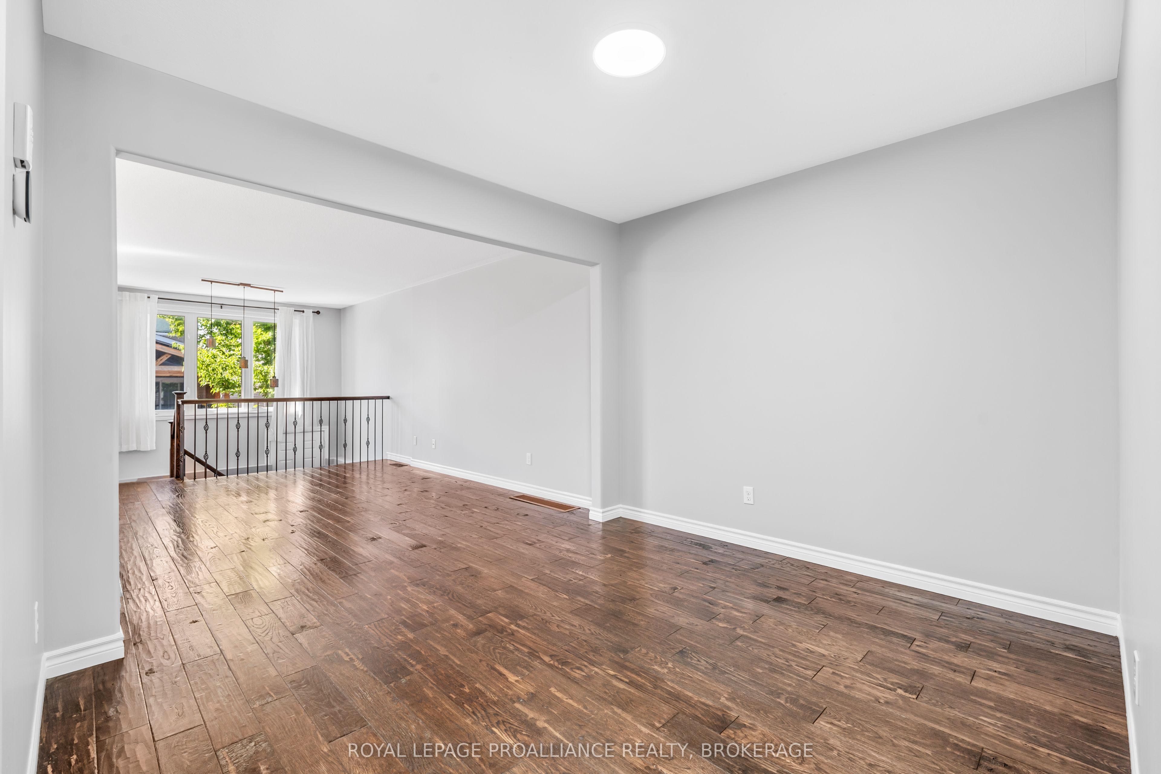 1584 Davenport Crescent Property Photo 7