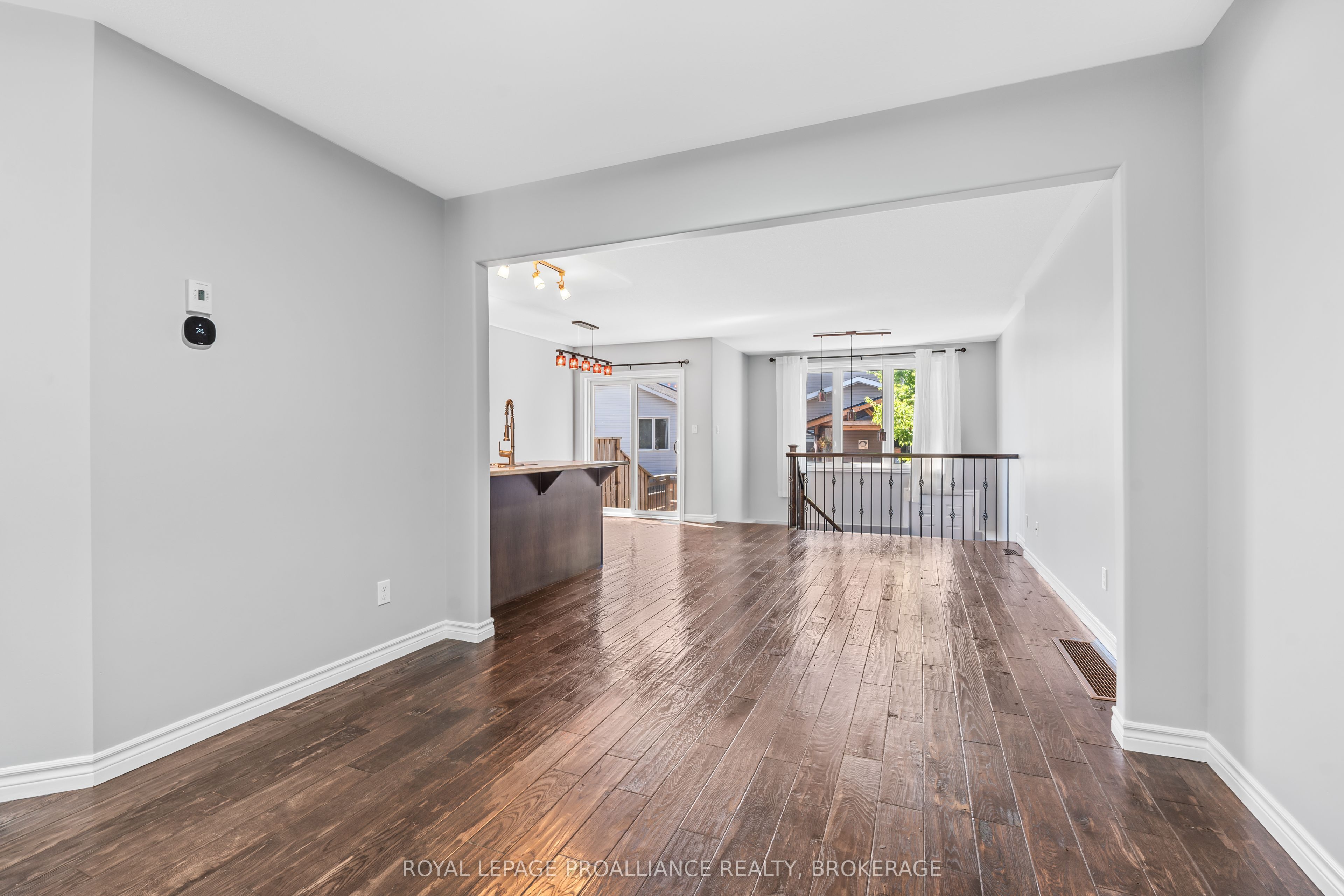 1584 Davenport Crescent Property Photo 8