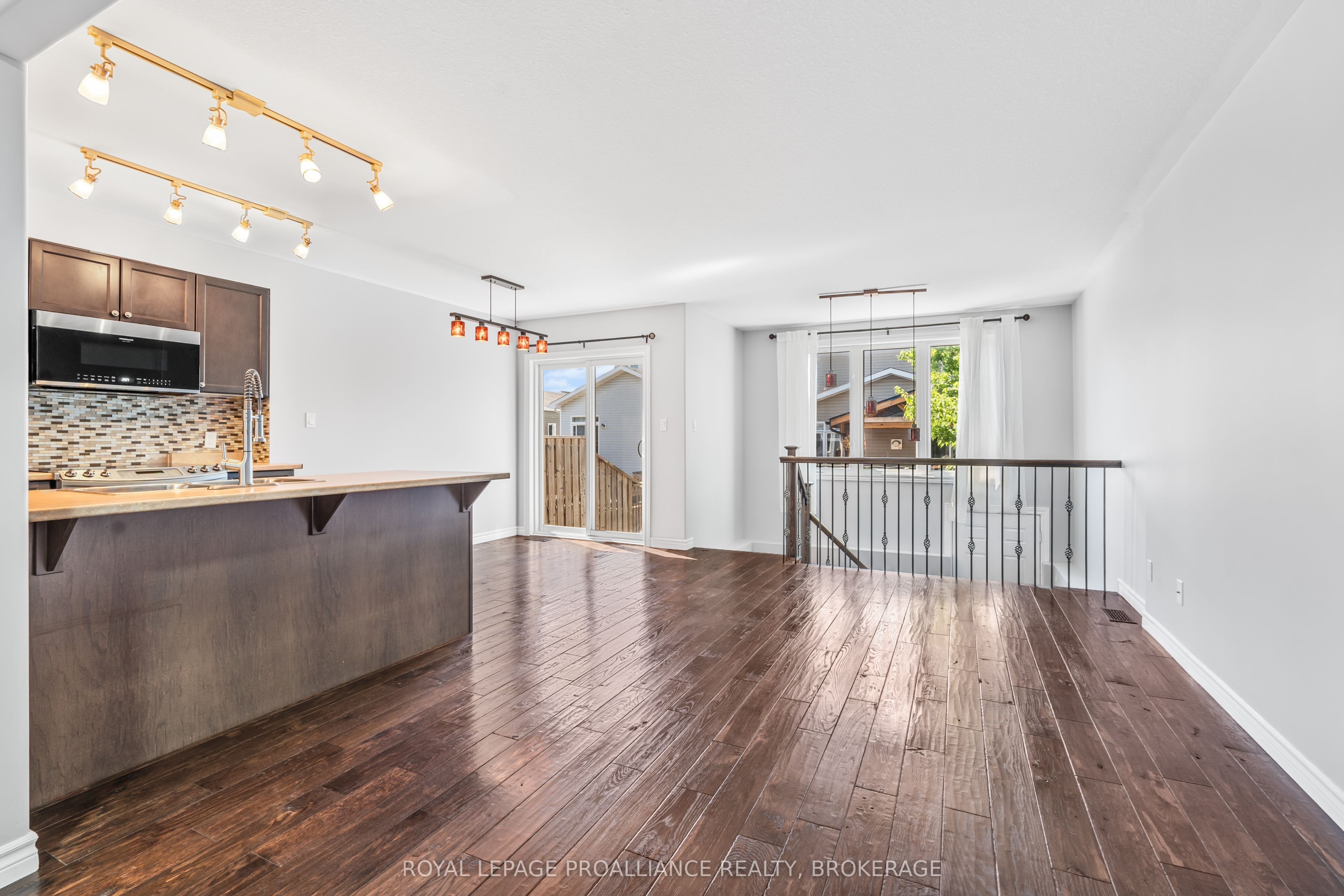 1584 Davenport Crescent Property Photo 9