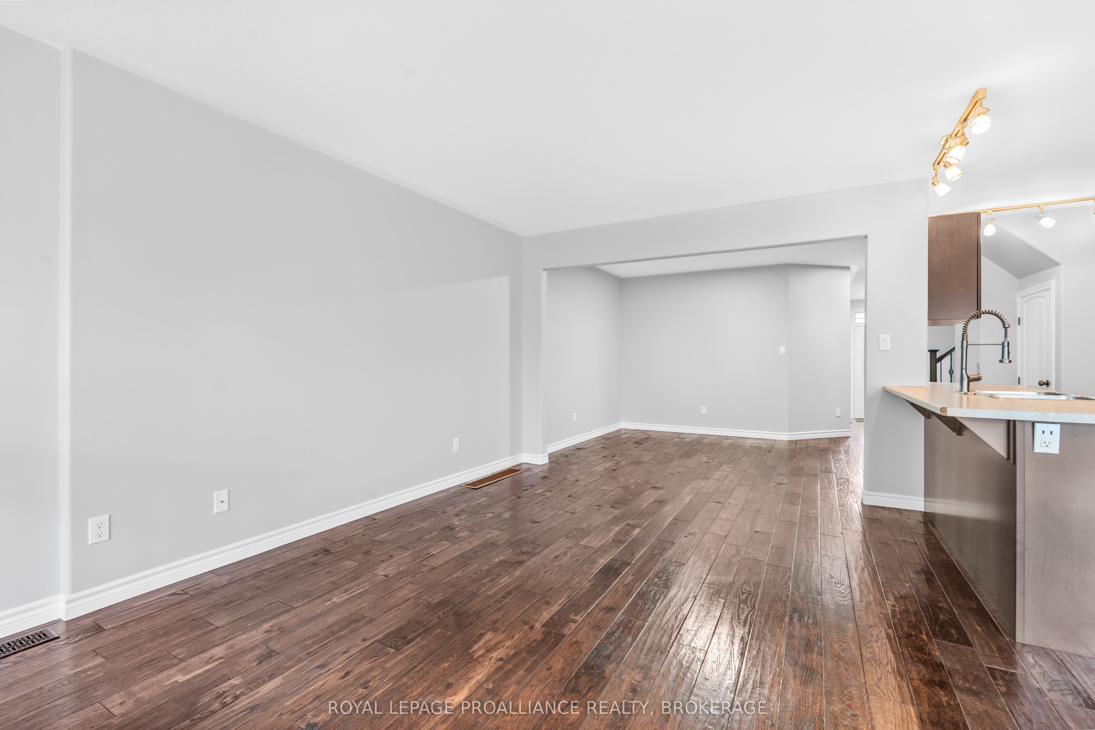 1584 Davenport Crescent Property Photo 11