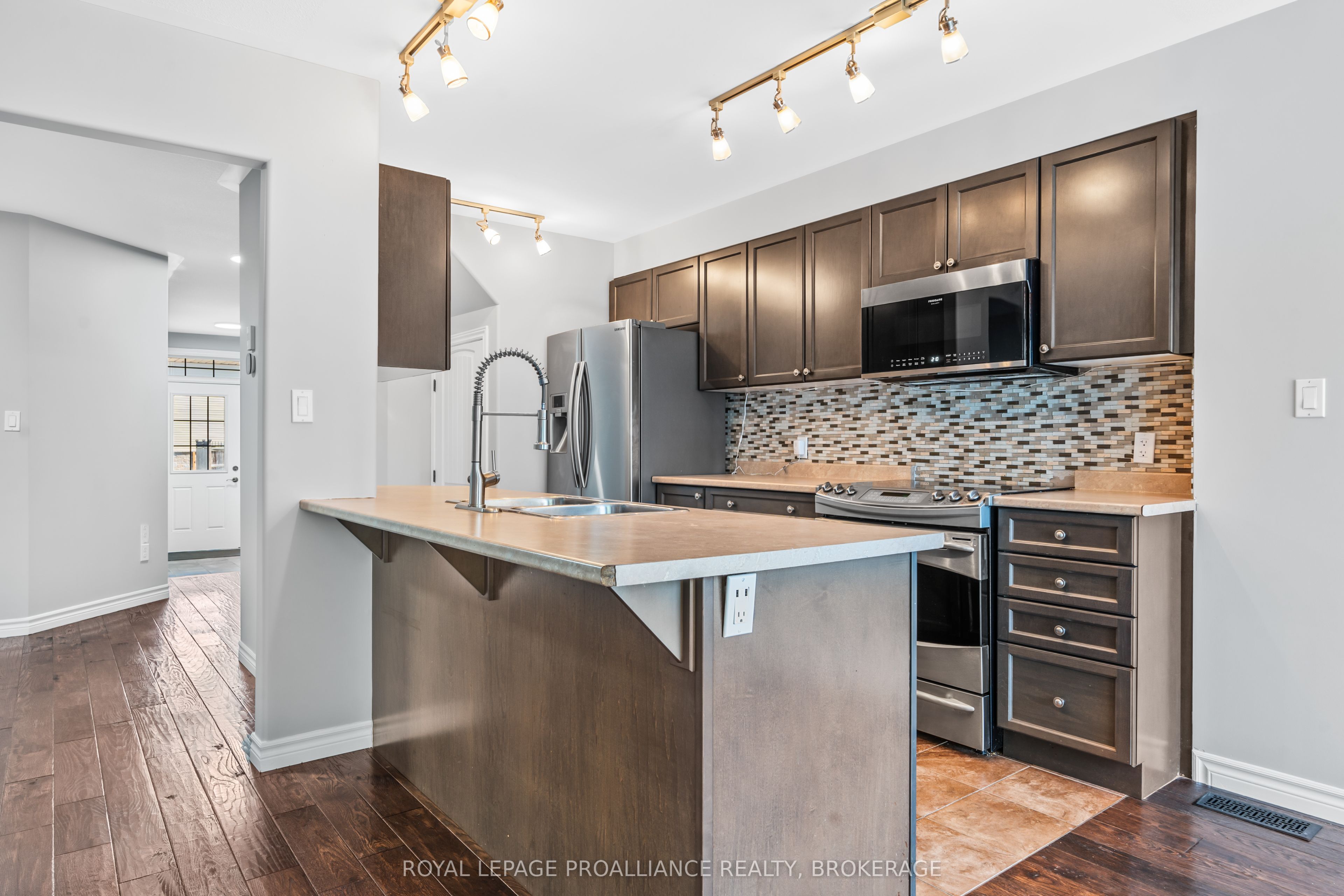 1584 Davenport Crescent Property Photo 13