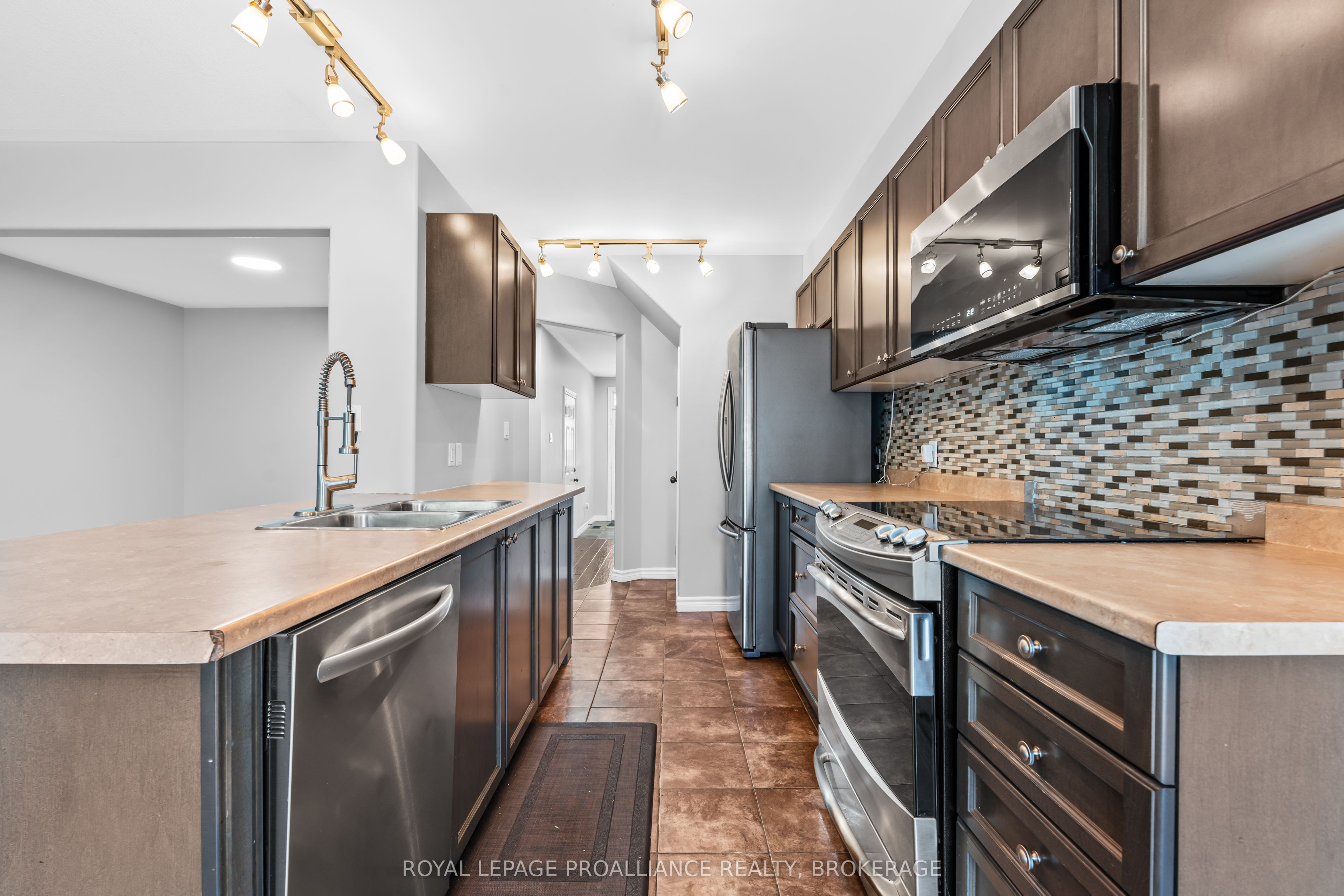 1584 Davenport Crescent Property Photo 14