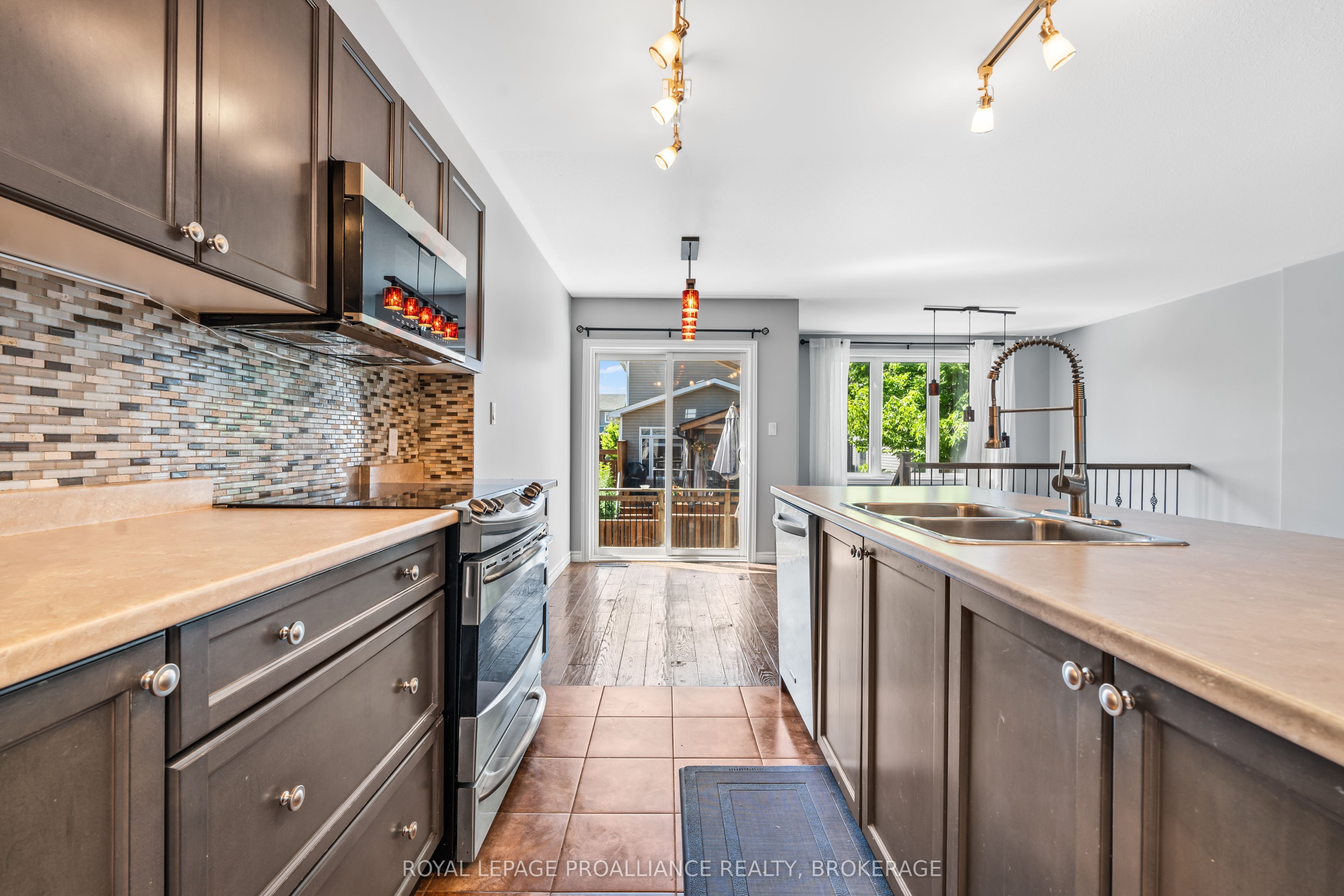 1584 Davenport Crescent Property Photo 15