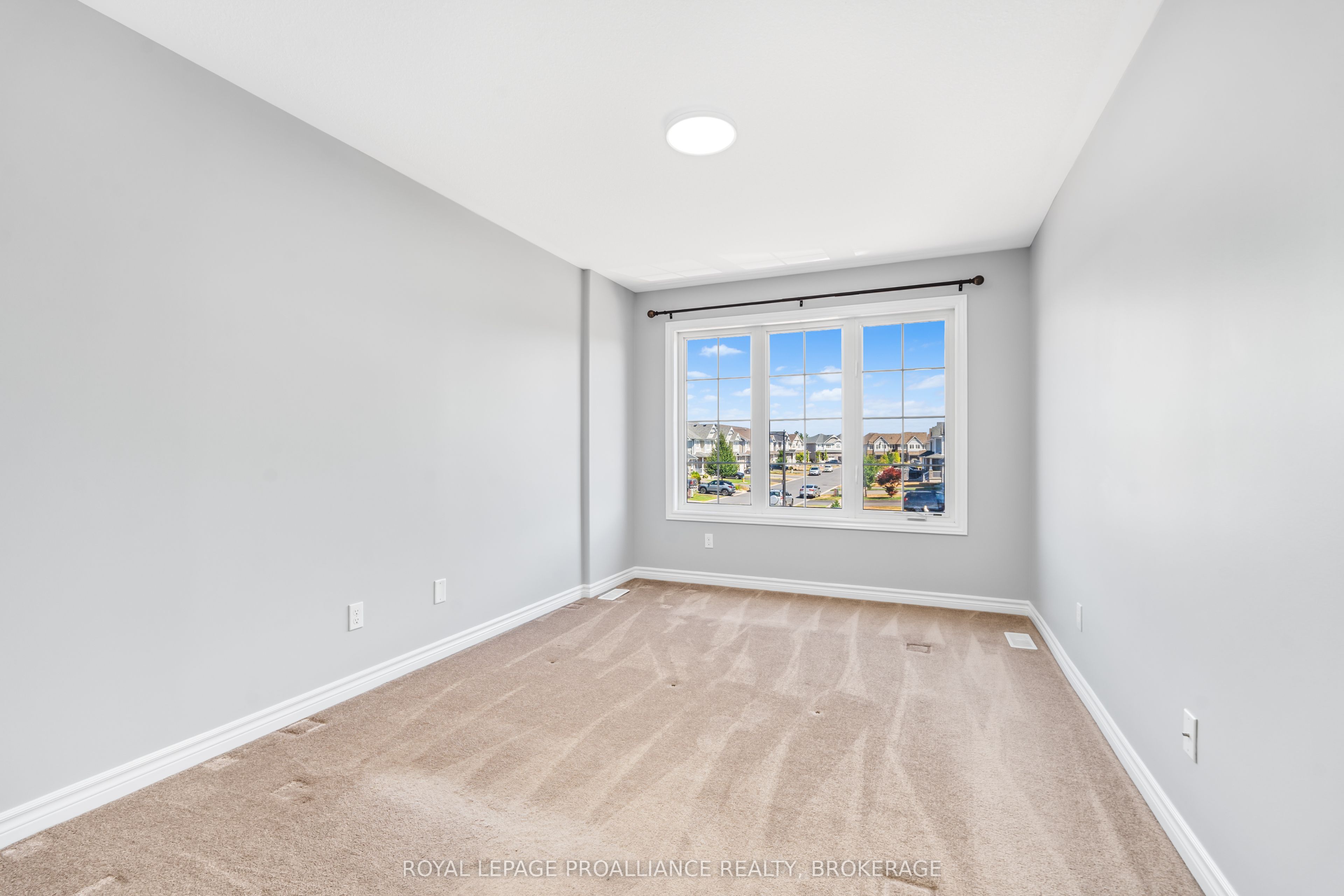 1584 Davenport Crescent Property Photo 16