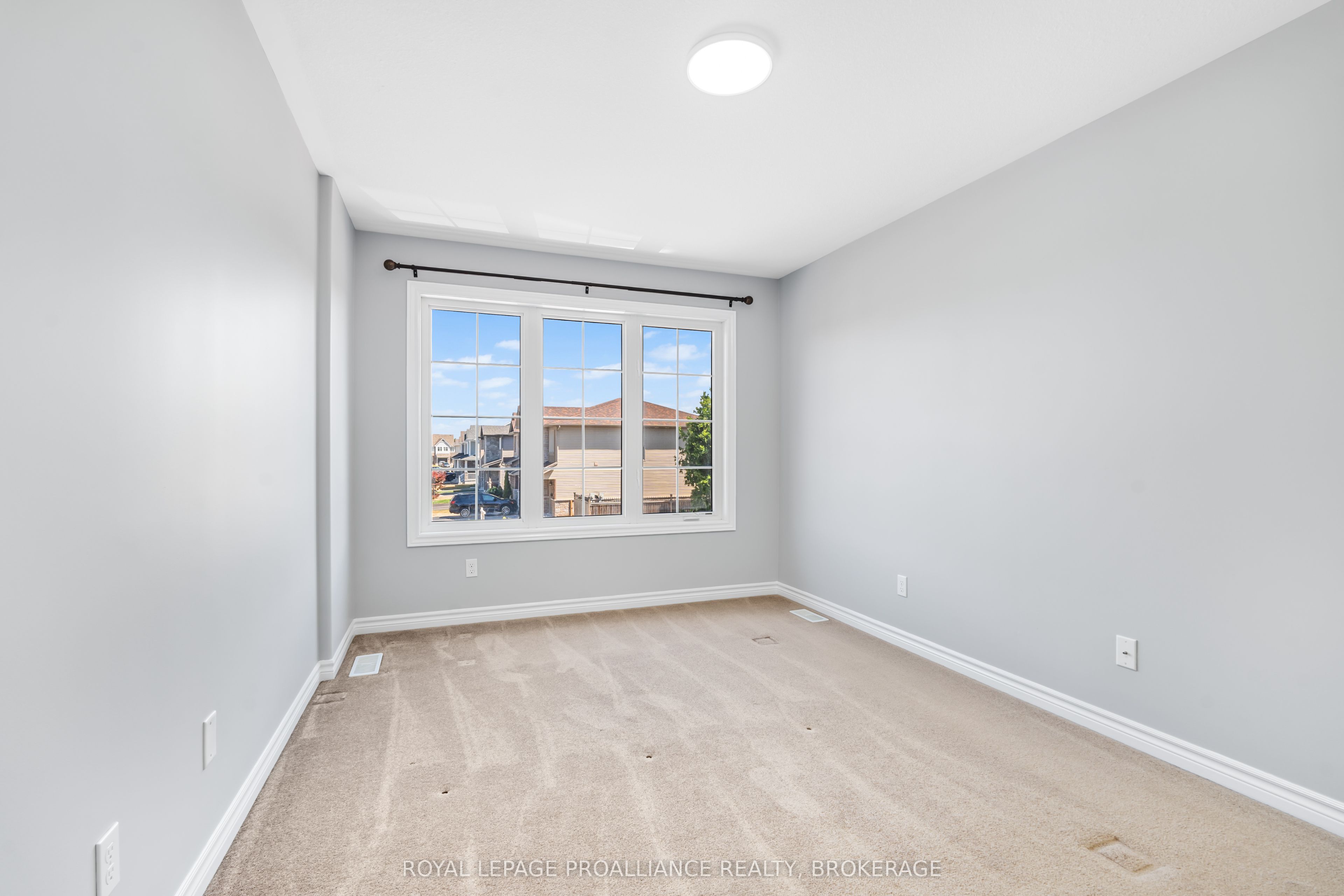 1584 Davenport Crescent Property Photo 17