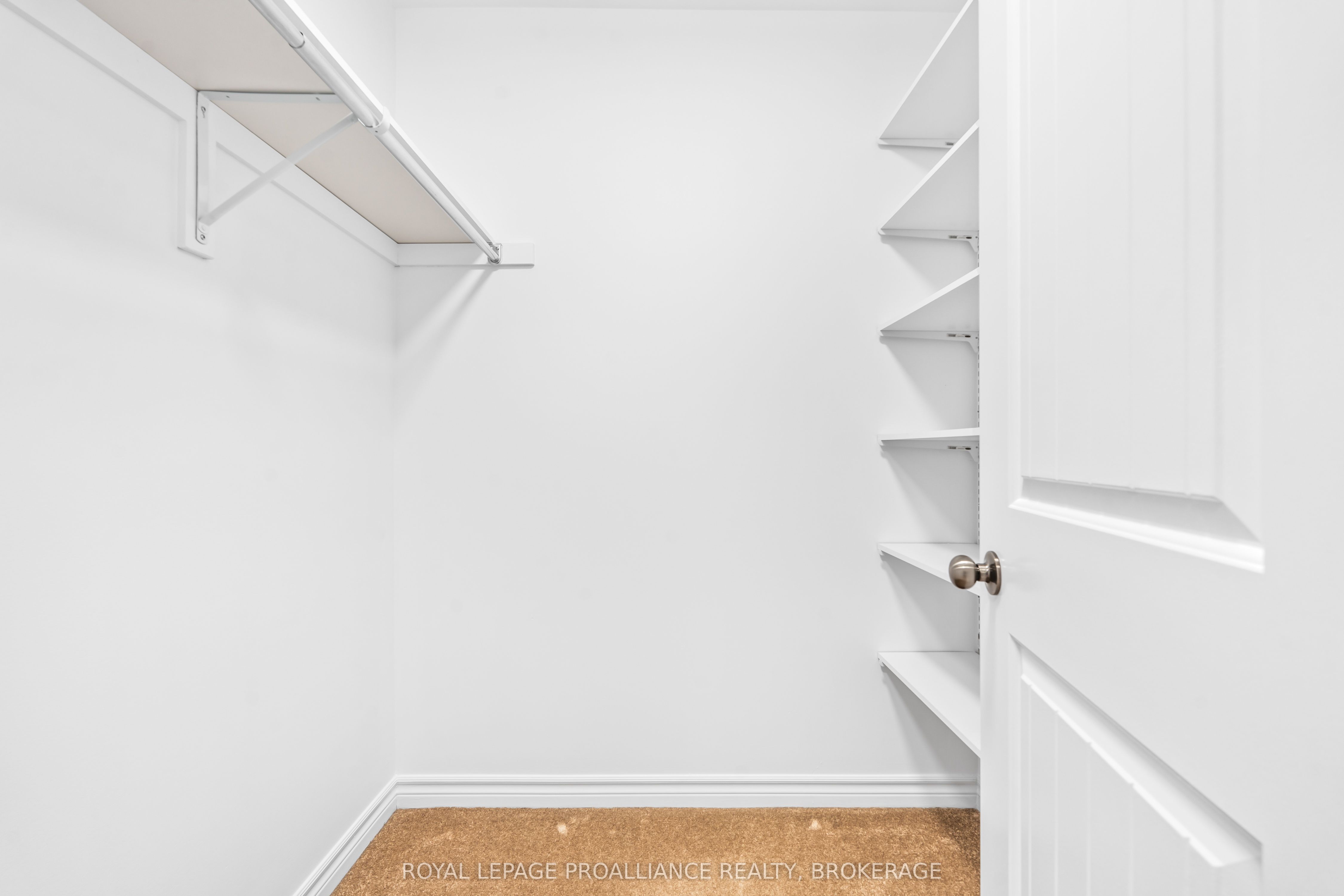 1584 Davenport Crescent Property Photo 19