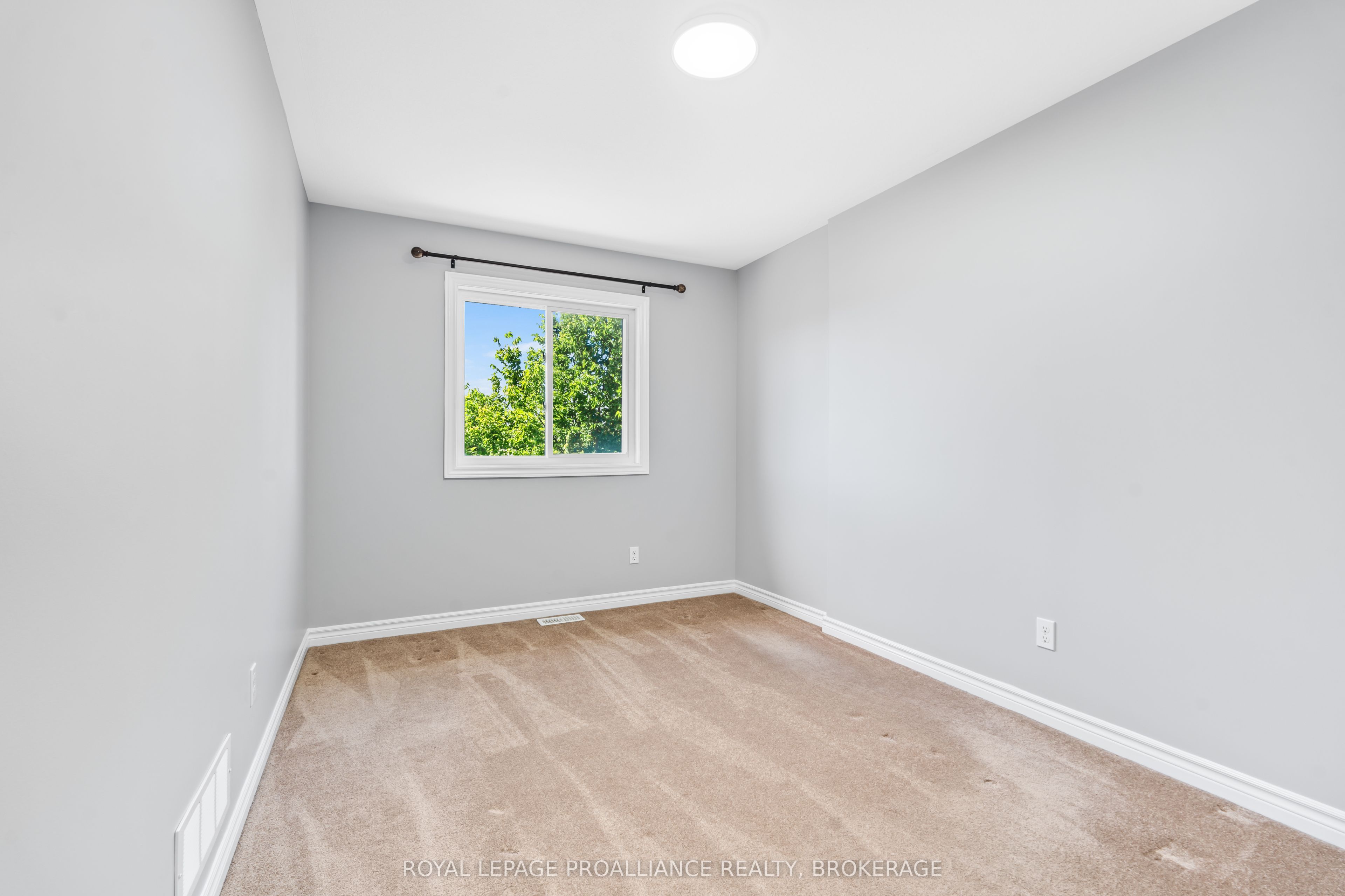 1584 Davenport Crescent Property Photo 22