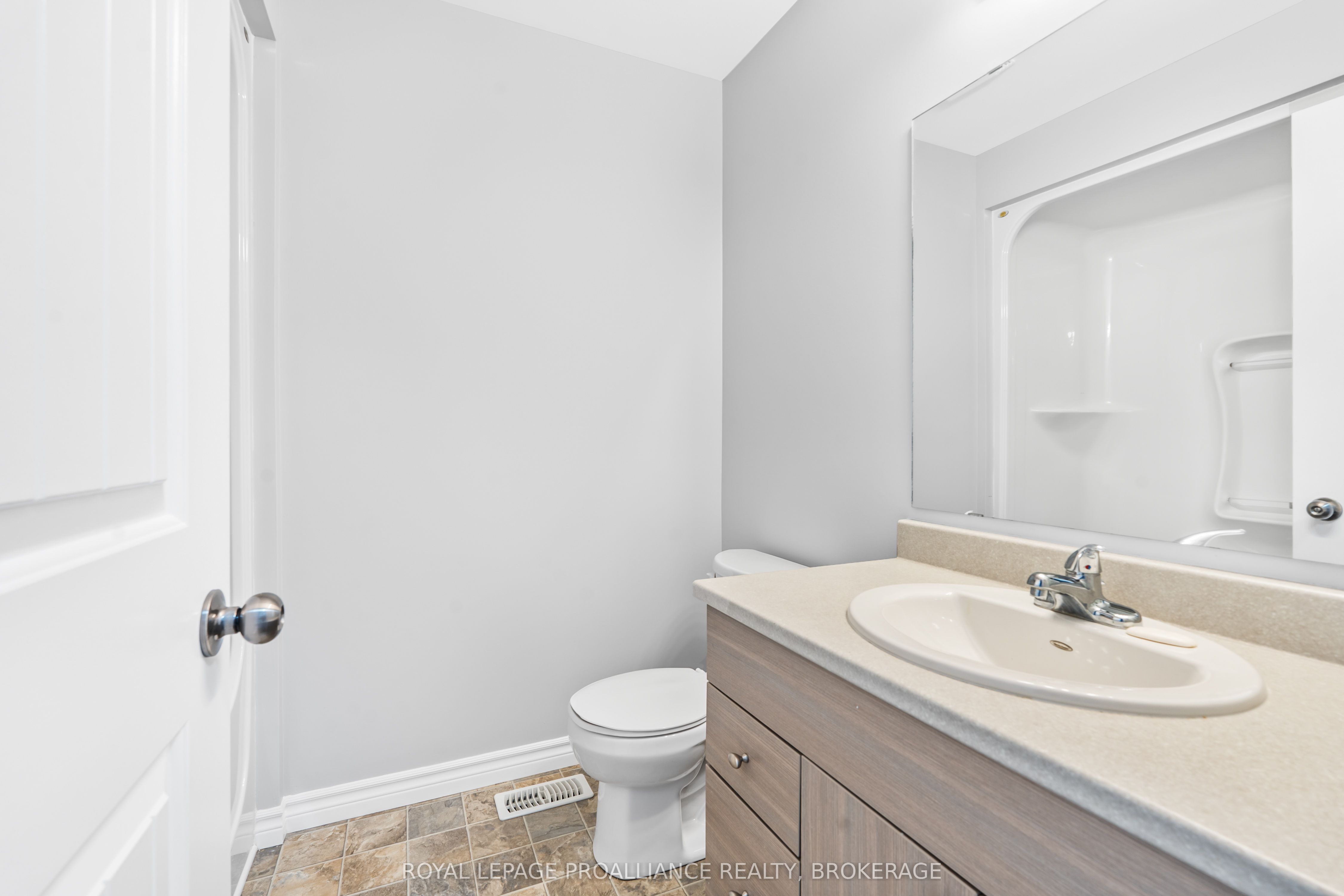 1584 Davenport Crescent Property Photo 24