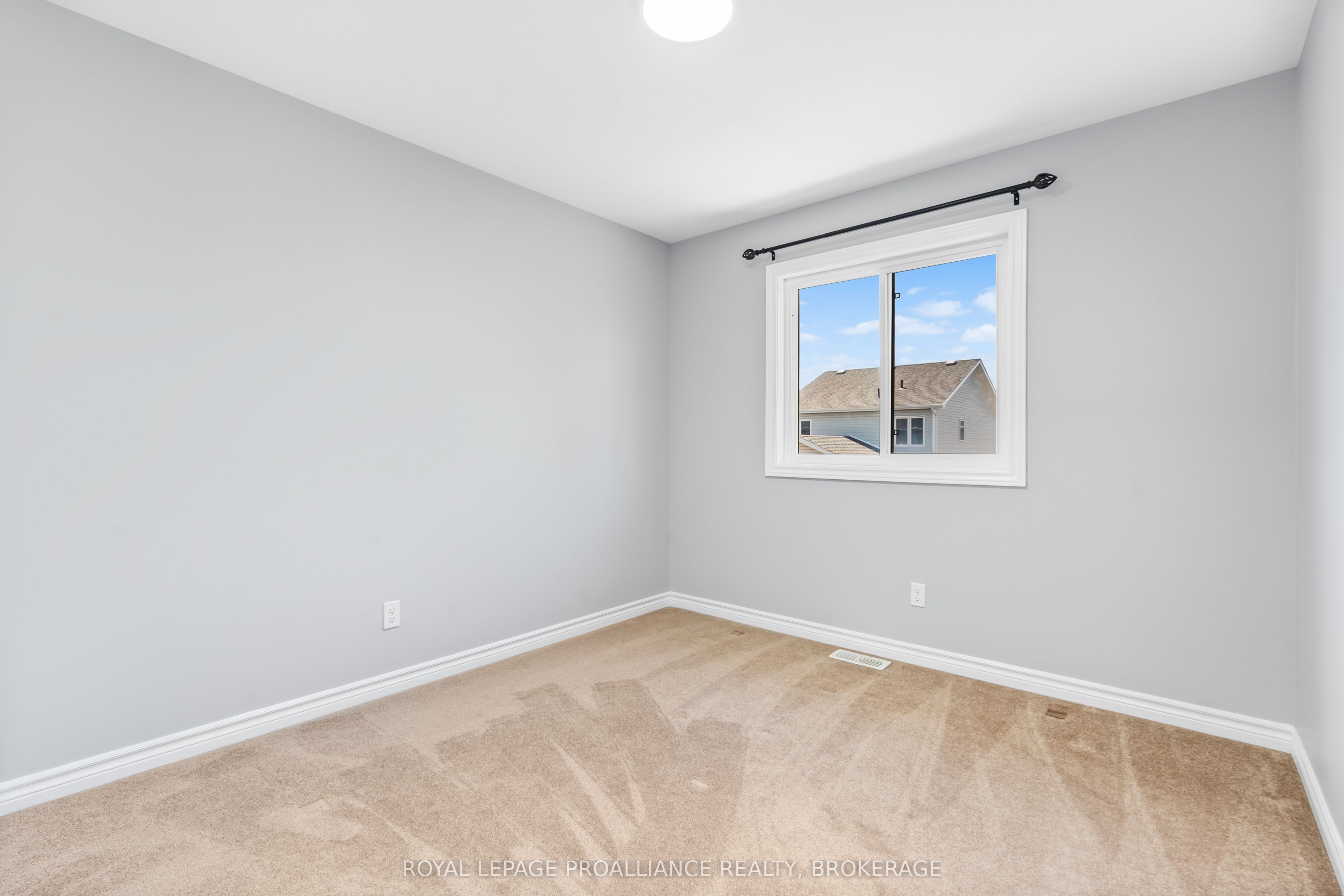 1584 Davenport Crescent Property Photo 25